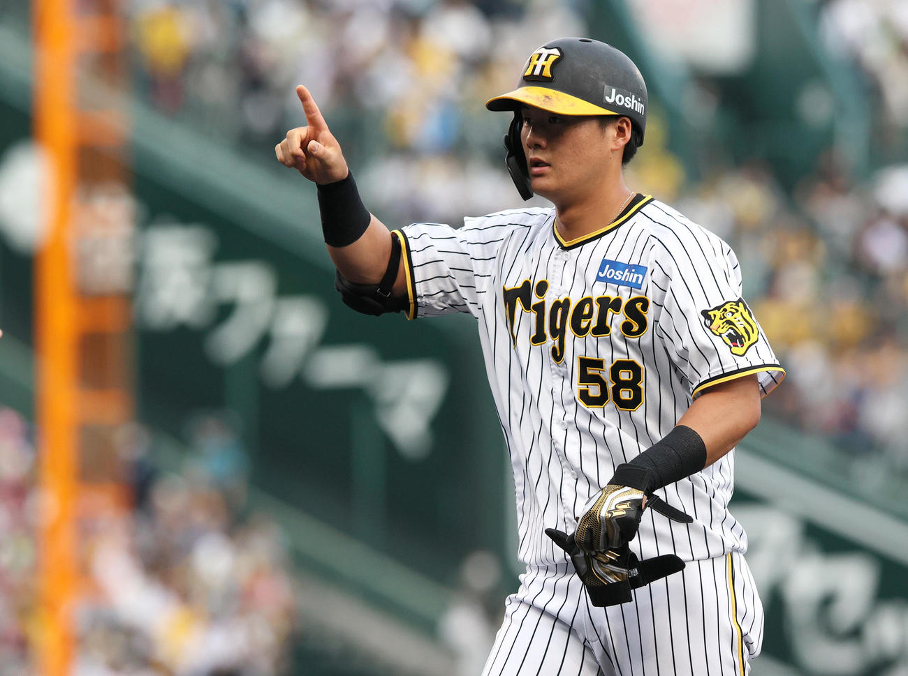 阪神対中日　1回裏阪神2死、前川は中前打を放ちポーズする（撮影・上山淳一）