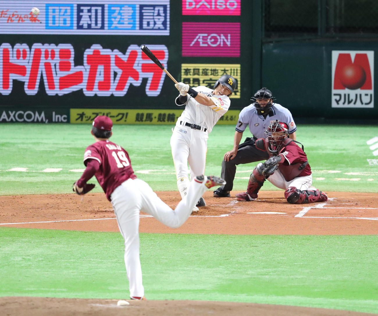 ソフトバンク対楽天　1回裏ソフトバンク2死一塁、柳田は右越え二塁打を放つ（撮影・梅根麻紀）