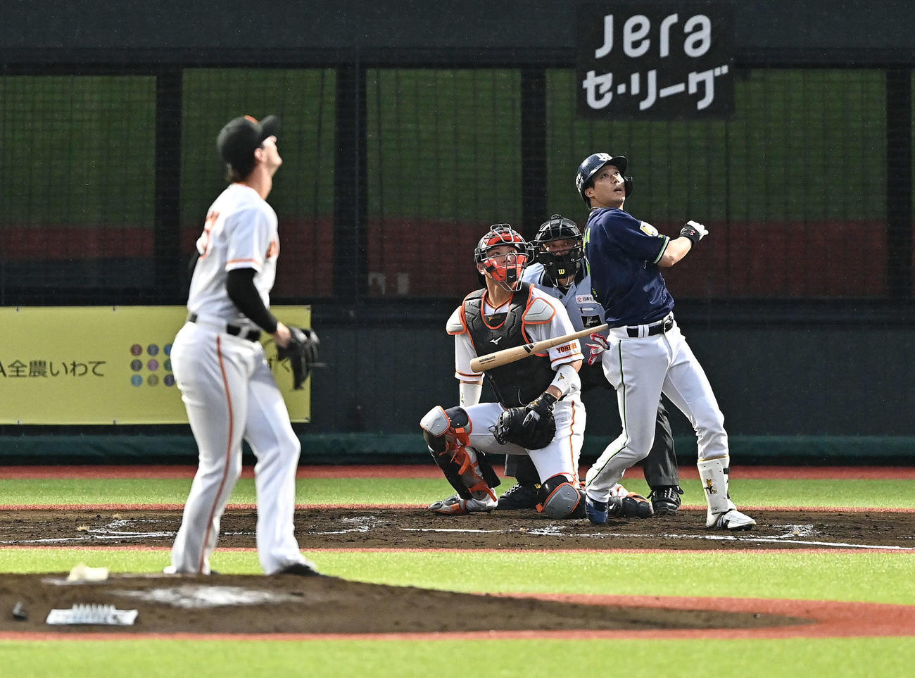 巨人対ヤクルト　3回表ヤクルト1死二、三塁、山田は先制左越え3点本塁打を放つ。投手グリフィン（撮影・滝沢徹郎）