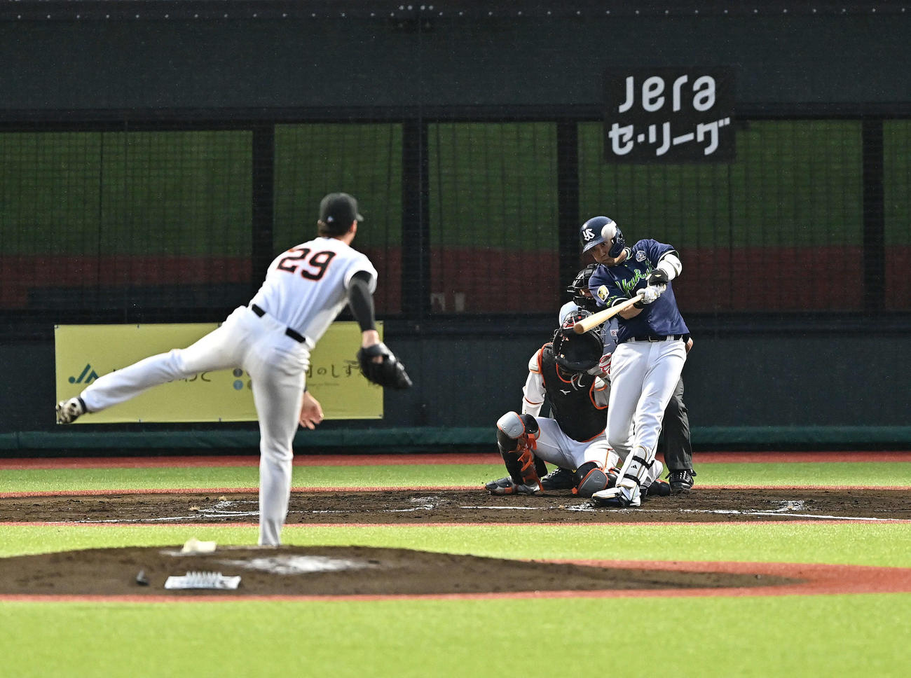 巨人対ヤクルト　3回表ヤクルト1死二、三塁、山田は先制左越え3点本塁打を放つ。投手グリフィン（撮影・滝沢徹郎）