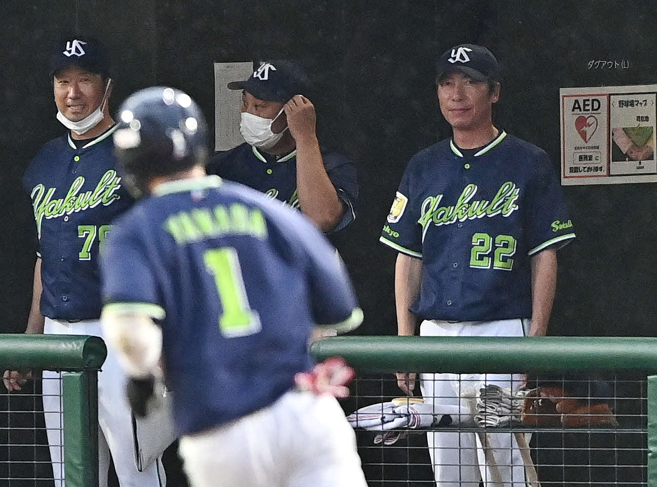 巨人対ヤクルト　3回表ヤクルト1死二、三塁、先制左越え3点本塁打を放ちダイヤモンドを1周する山田（手前）を見守る高津監督（後方右）（撮影・滝沢徹郎）