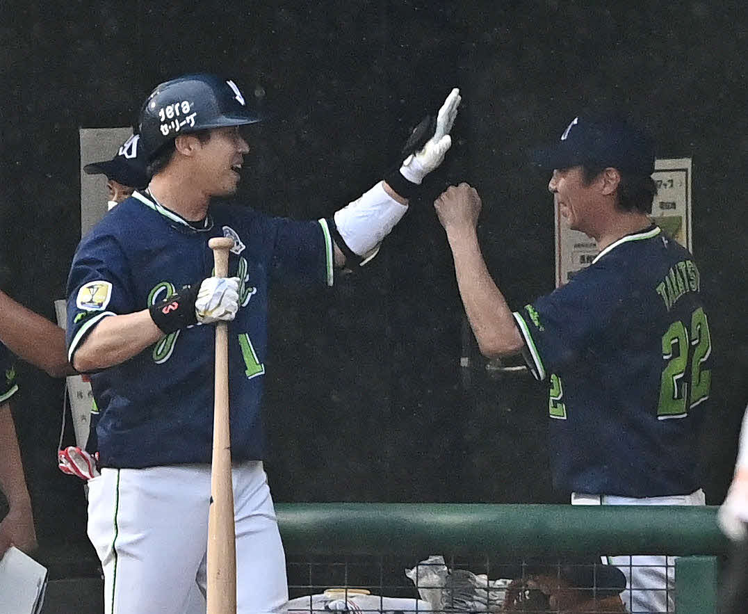 巨人対ヤクルト　3回表ヤクルト1死二、三塁、先制3点本塁打を放った山田（左）は生還し高津監督とタッチをかわす（撮影・滝沢徹郎）
