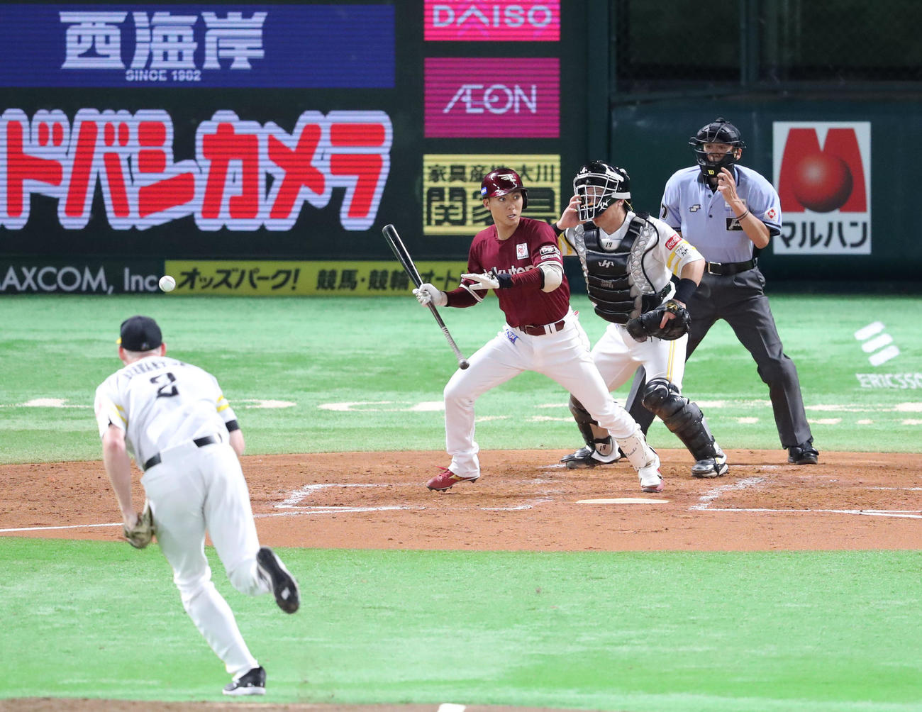 ソフトバンク対楽天　3回表楽天1死三塁、村林は投犠打を決める（撮影・梅根麻紀）