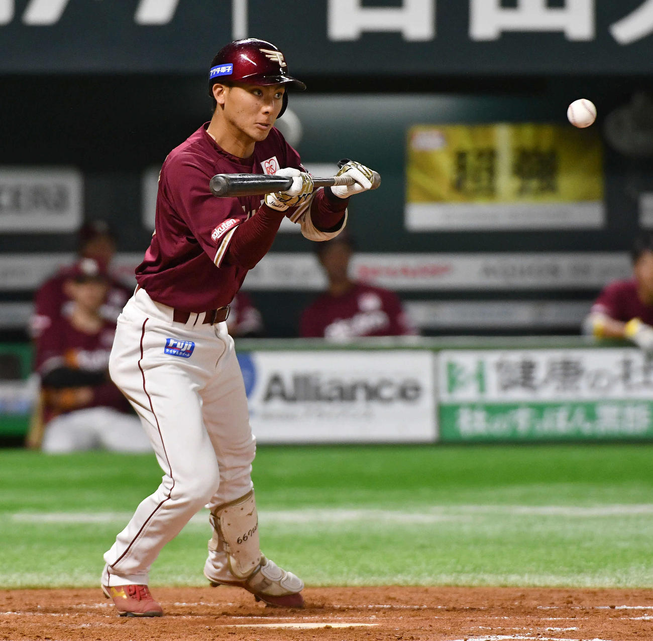 ソフトバンク対楽天　3回表楽天1死三塁、投手前への先制スクイズを決める村林（撮影・岩下翔太）