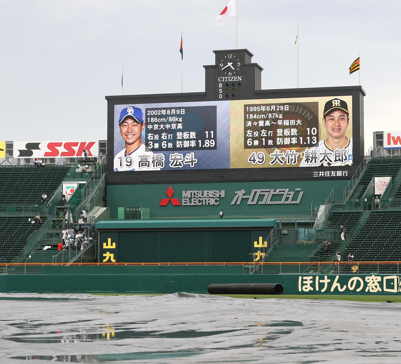 阪神対中日　オーロラビジョンに紹介される両チームの先発投手（撮影・上山淳一）
