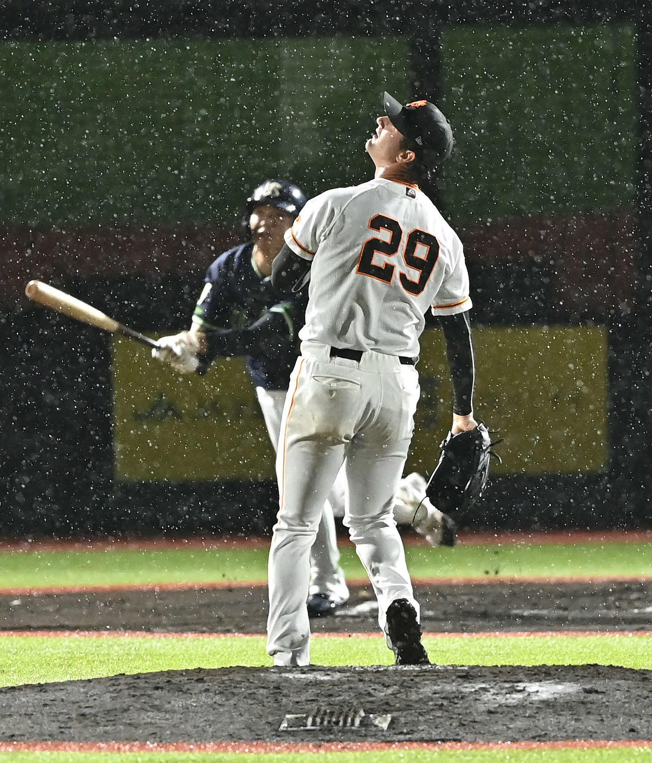 巨人対ヤクルト　6回表ヤクルト2死一、三塁、長岡（後方）に右越え3点本塁打を許すグリフィン（撮影・滝沢徹郎）