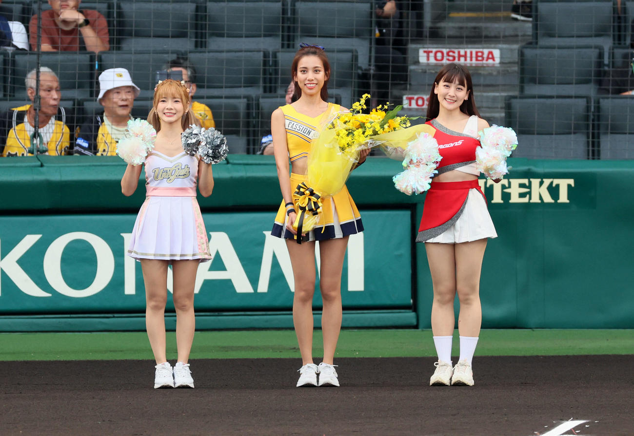 阪神対中日　花束贈呈に登場した台湾プロ野球チアガール（右から）味全ドラゴンズの張晴(ジァーンチーン)、中信兄弟の貴貴(グィグィ)、統一ライオンズの〓（草カンムリに内）絲(ロース)（撮影・加藤哉）
