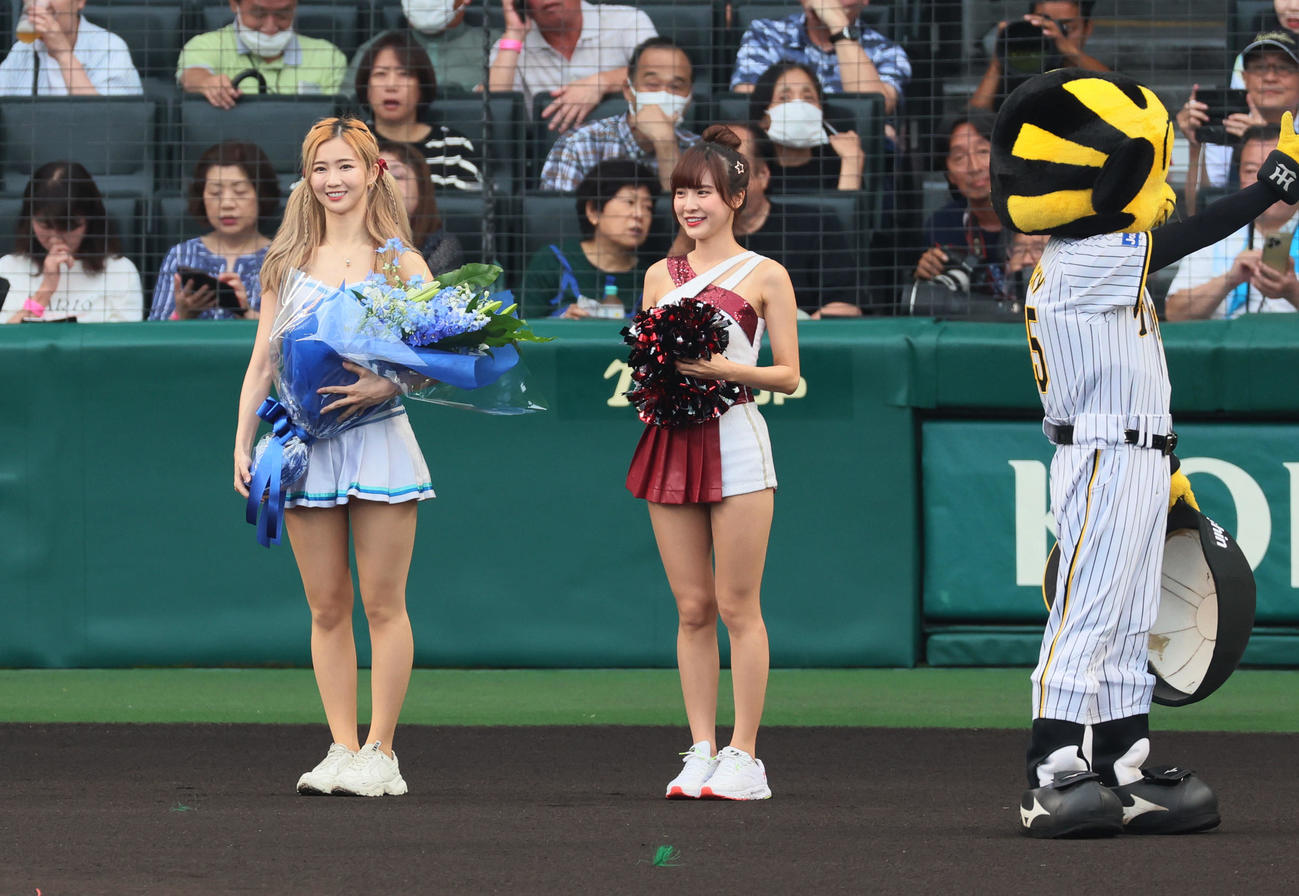 阪神対中日　花束を手渡す台湾プロ野球チアガールたち（撮影・加藤哉）