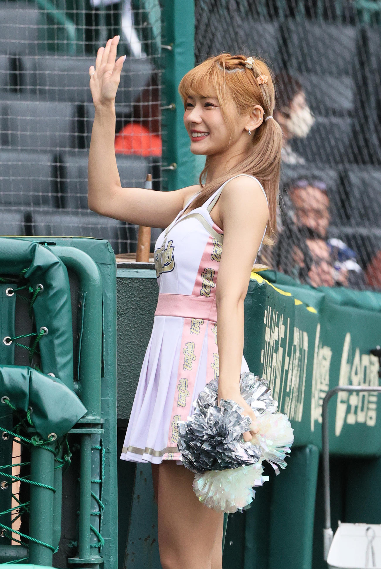阪神対中日　「台湾デー」で甲子園球場に来た台湾プロ野球チームチアガール統一ライオンズの〓（草カンムリに内）絲(ロース)（撮影・上山淳一）