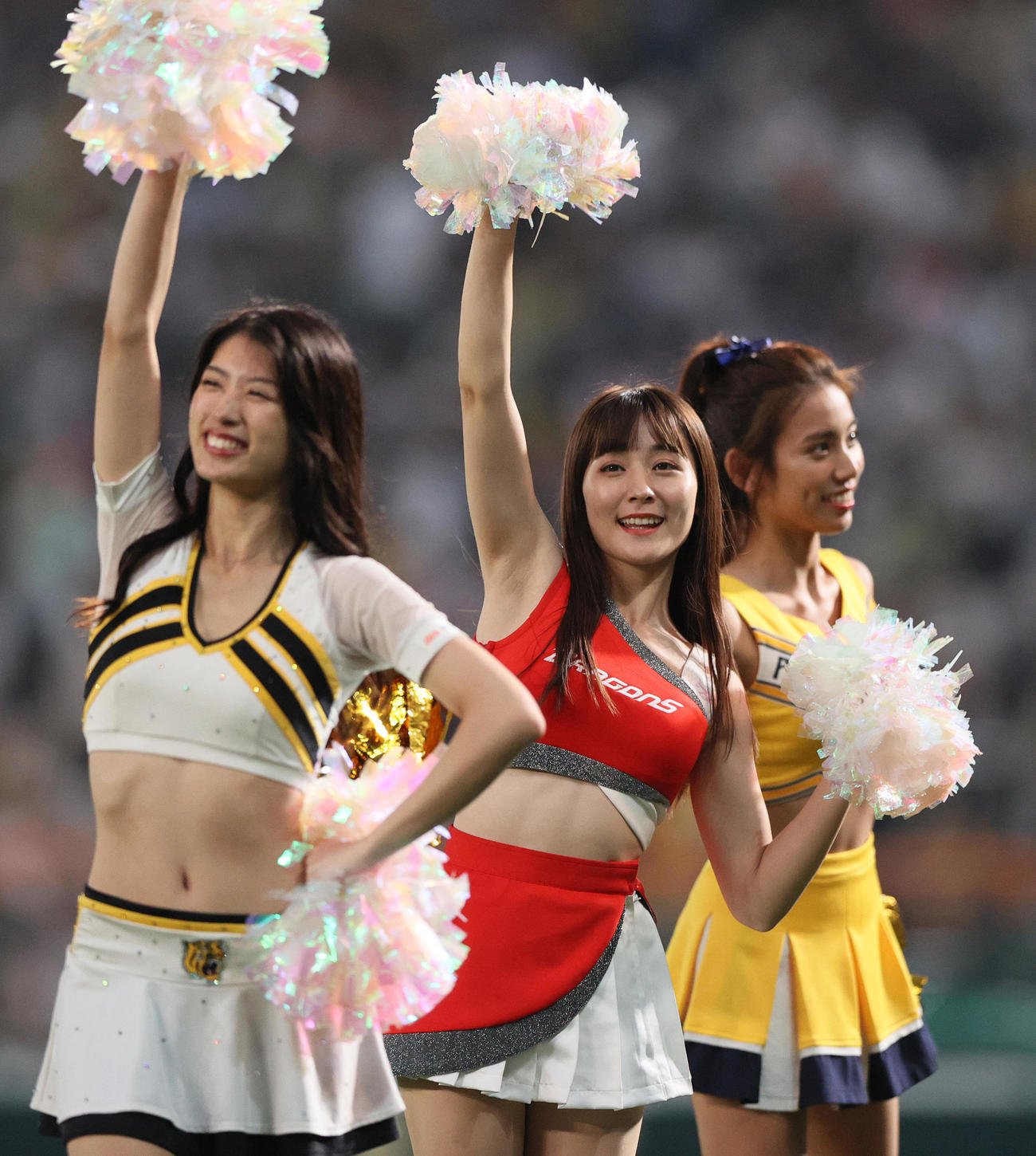 阪神対中日　6回を前に球場を盛り上げるタイガースガールズと台湾プロ野球チームチアガール（撮影・上山淳一）