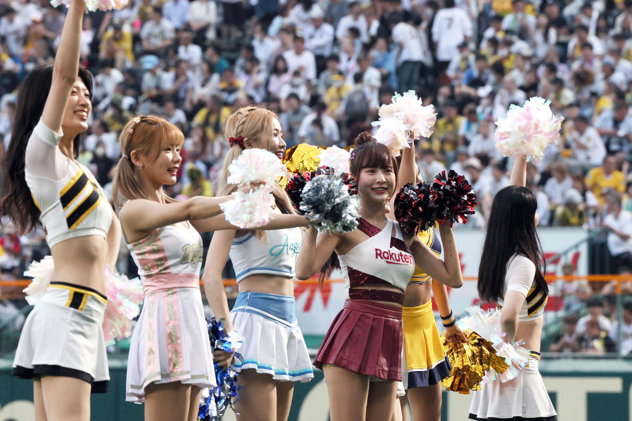 阪神対中日　4回を前に球場を盛り上げるタイガースガールズと台湾プロ野球チームチアガール（撮影・上山淳一）