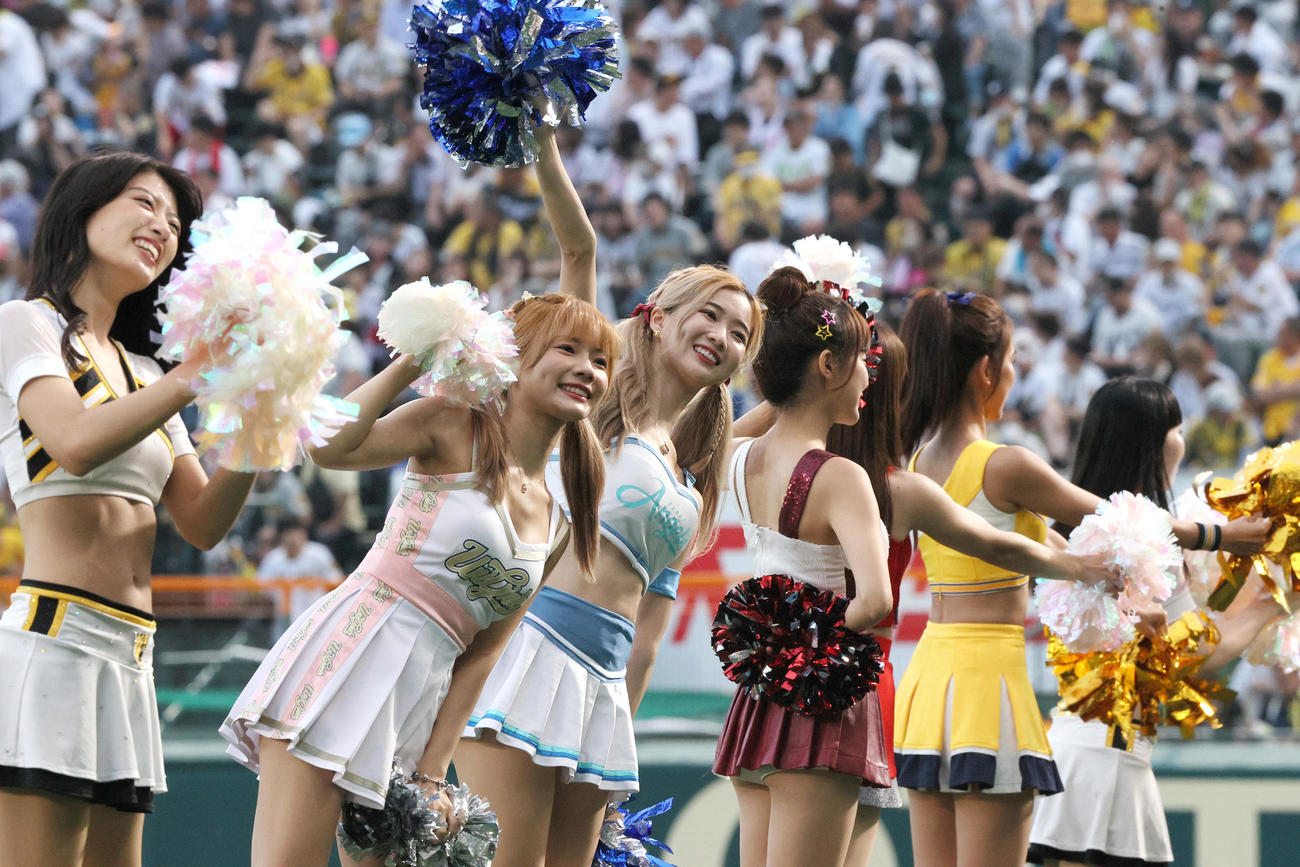 阪神対中日　4回を前に球場を盛り上げるタイガースガールズと台湾プロ野球チームチアガール（撮影・上山淳一）