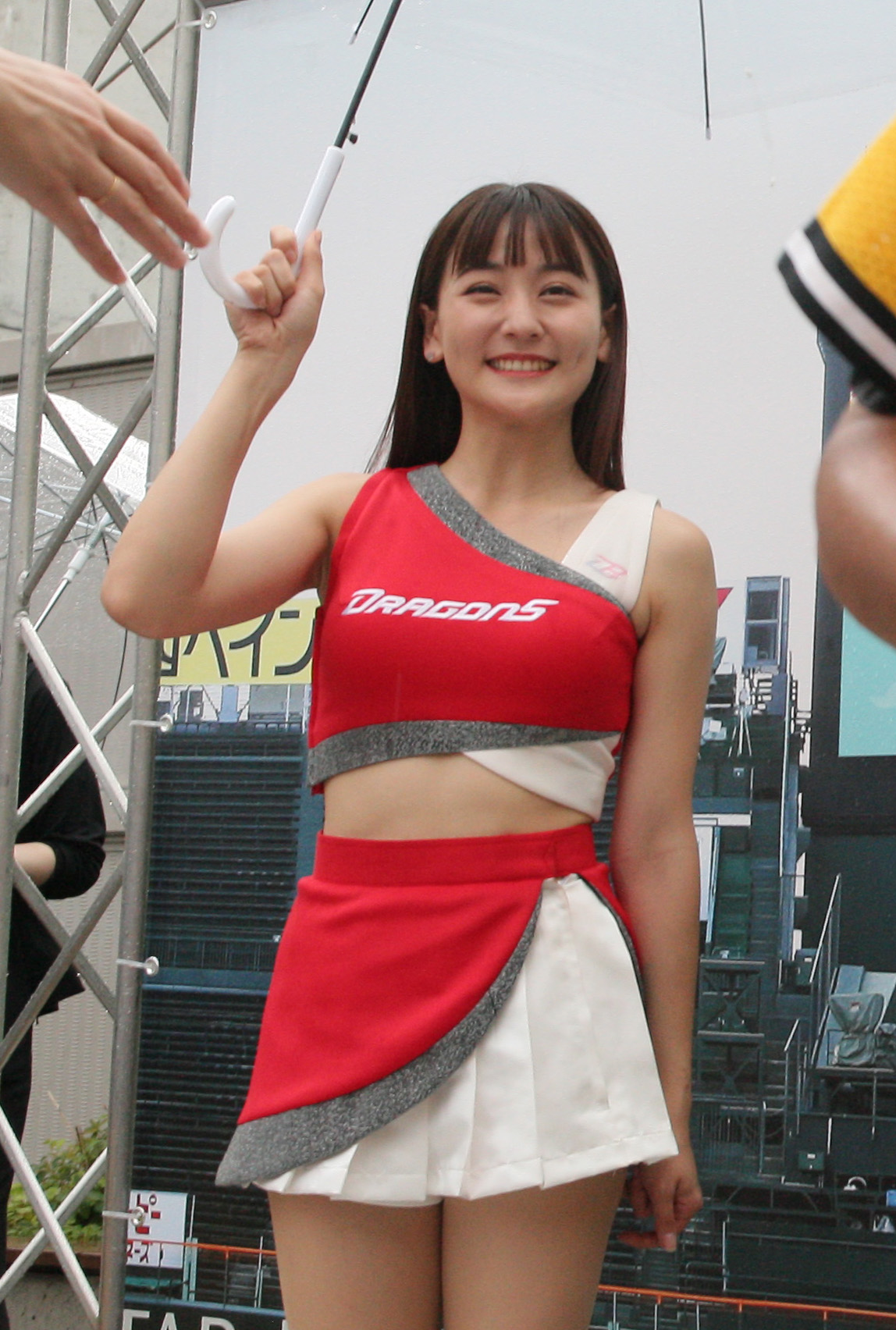 阪神対中日　「台湾デー」で写真撮影に参加する台湾プロ野球チームチアガール味全ドラゴンズの張晴(ジァーンチーン)撮影・上山淳一）