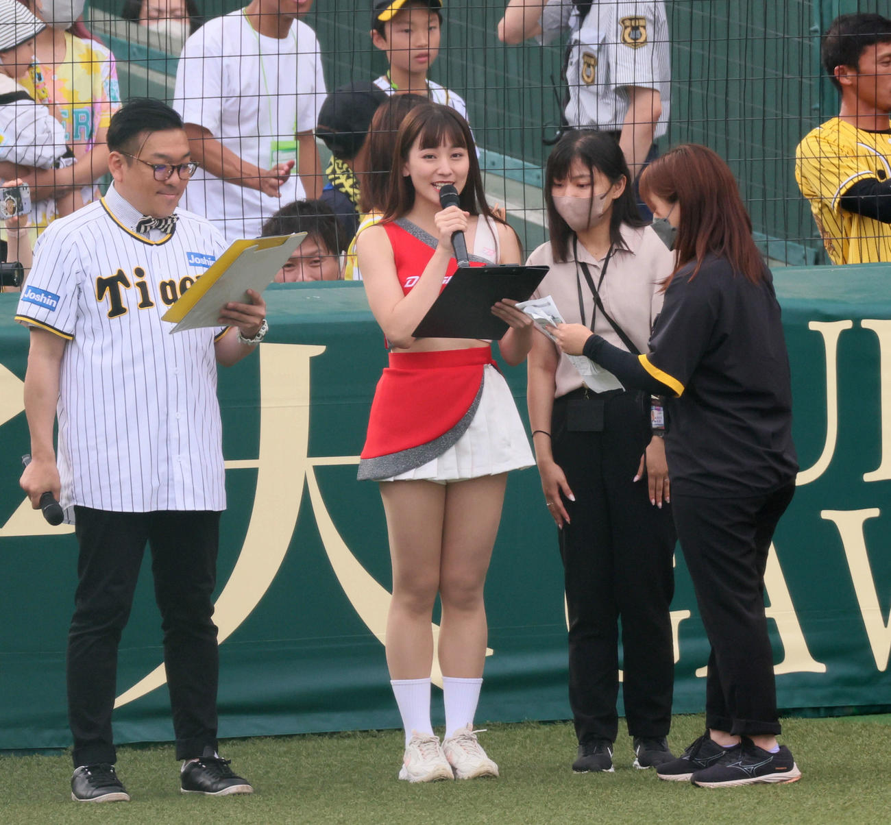 阪神対中日　「台湾デー」と銘打って行われるこの試合に台湾プロ野球からチアガール味全ドラゴンズの張晴(ジァーンチーン)が甲子園に来場（撮影・加藤哉）