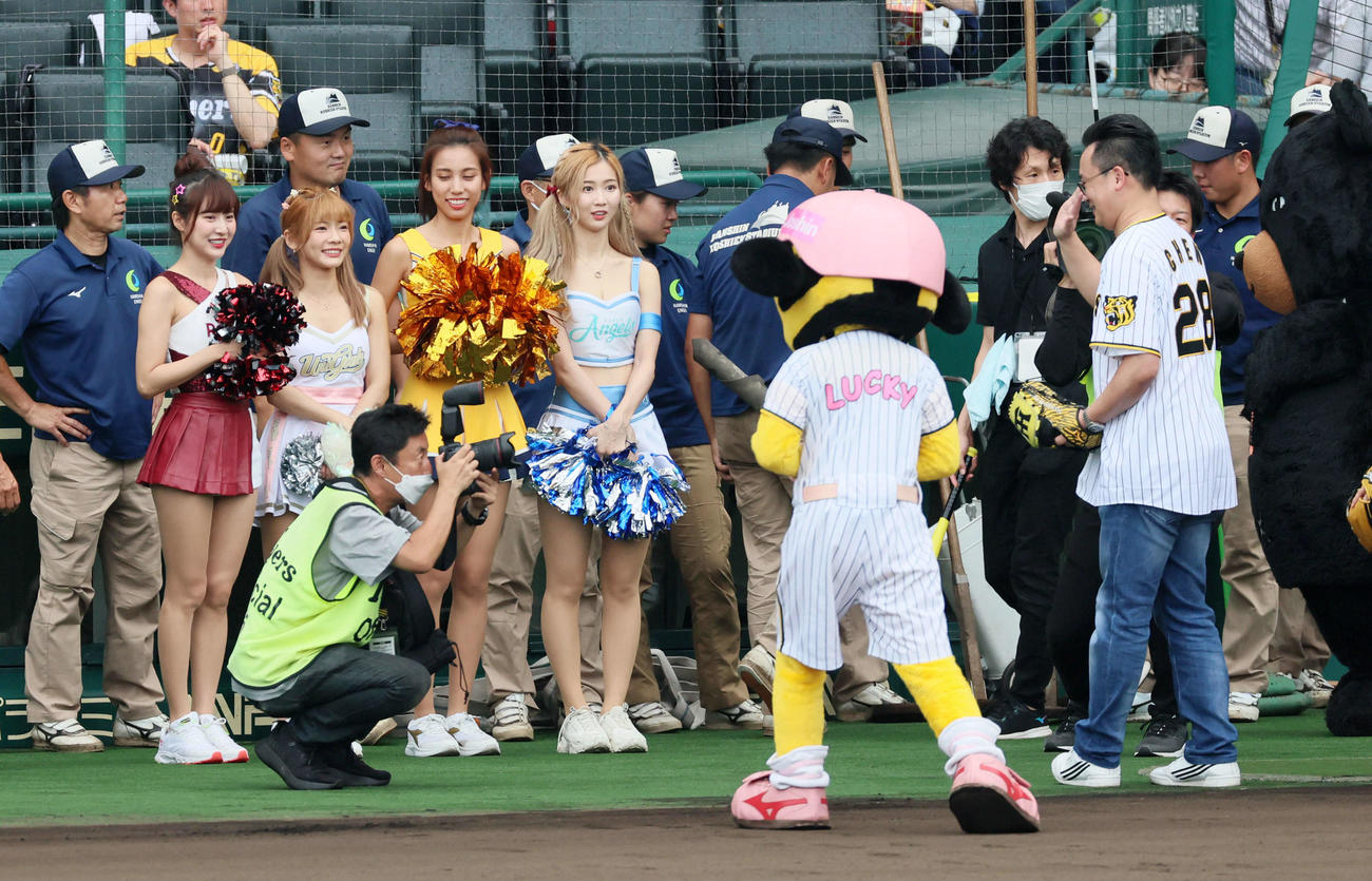 阪神対中日　「台湾デー」と銘打って行われるこの試合に台湾プロ野球からチアガール（左から）楽天モンキーズの孟潔(モンジェ)、統一ライオンズの〓（草カンムリに内）絲(ロース)、富邦ガーディアンズの秀秀子(ショウショウツ)、中信兄弟の貴貴(グィグィ)が甲子園に来場した（撮影・加藤哉）