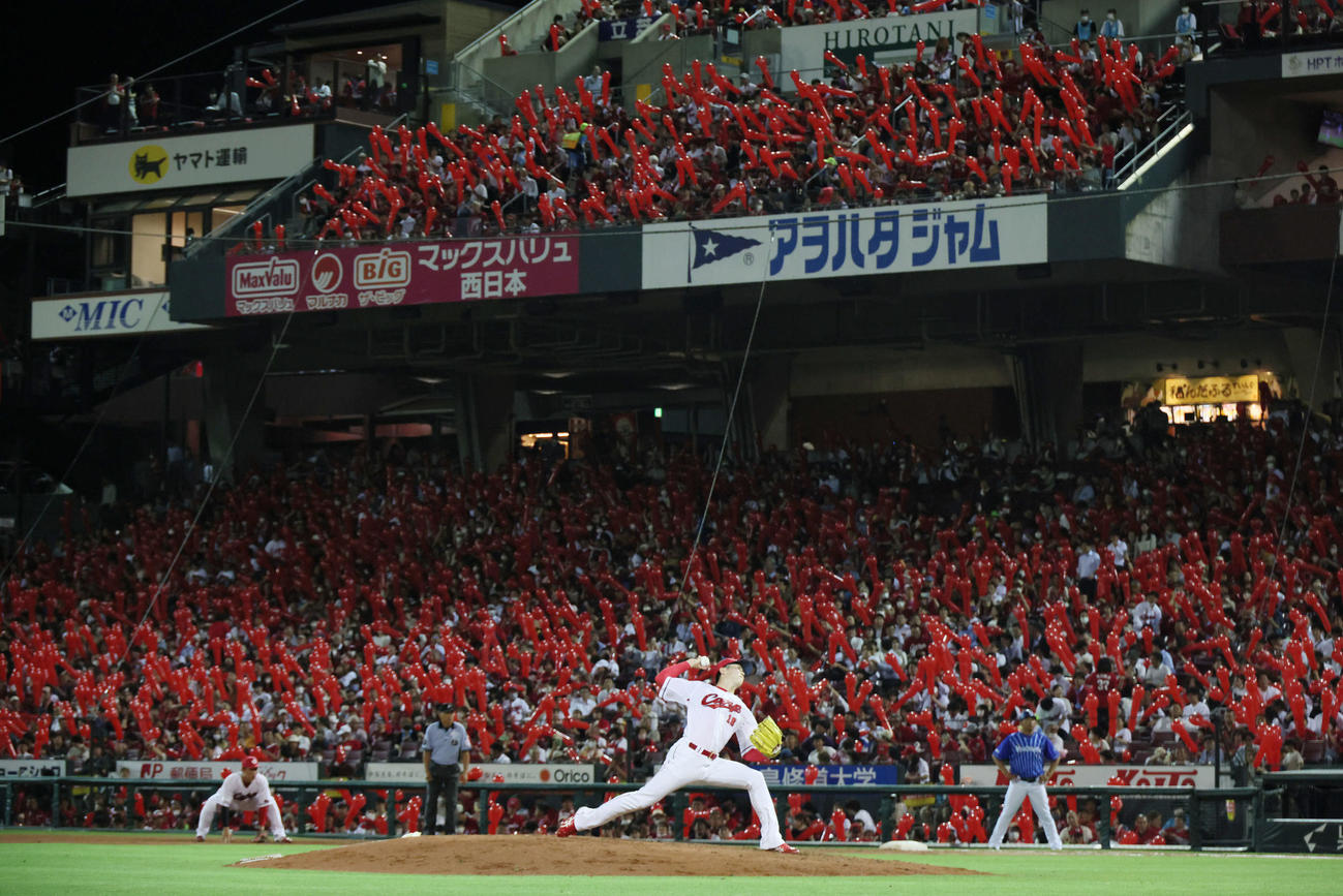 広島対DeNA 7回表DeNA、ジェット風船をバックに好投する森下（撮影・加藤孝規）