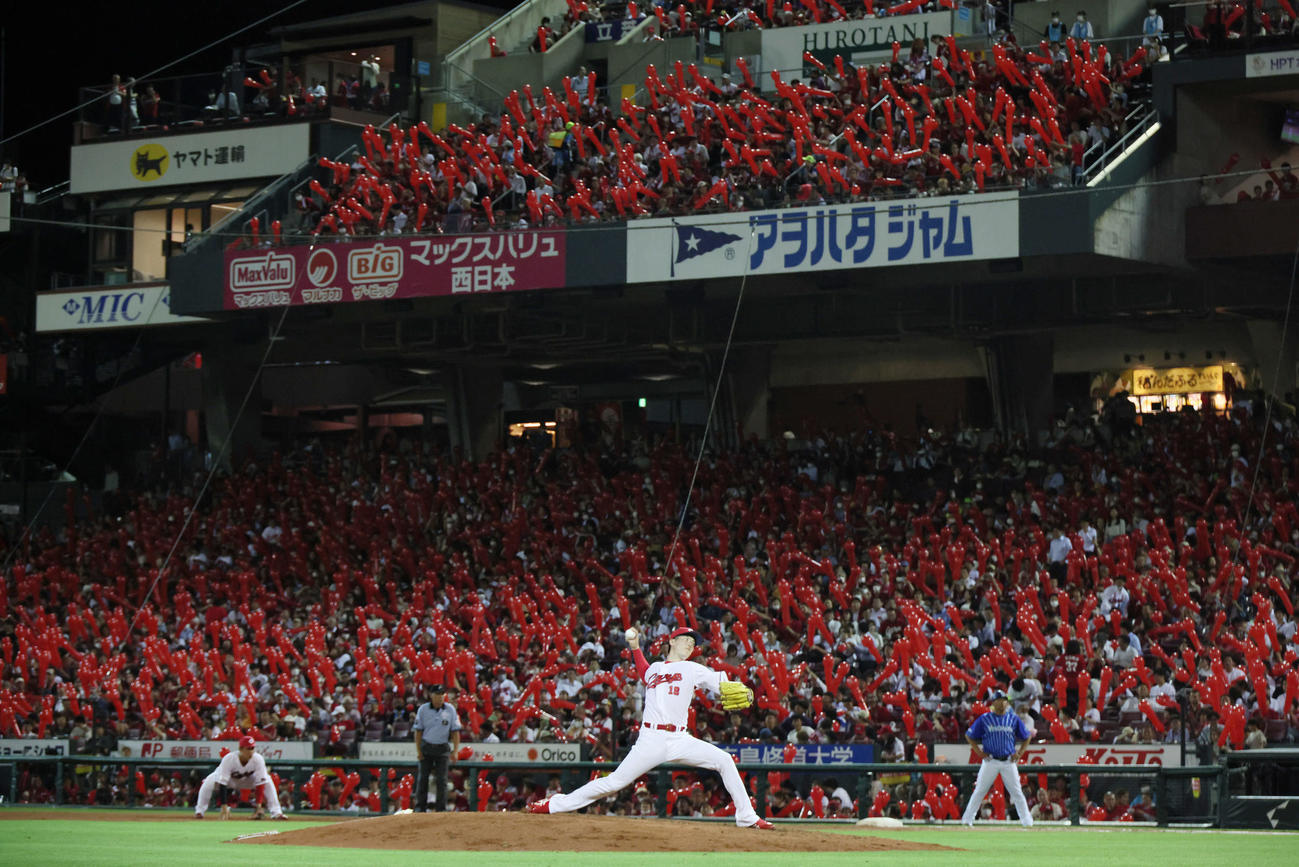 広島対DeNA 7回表DeNA、ジェット風船をバックに好投する森下（撮影・加藤孝規）