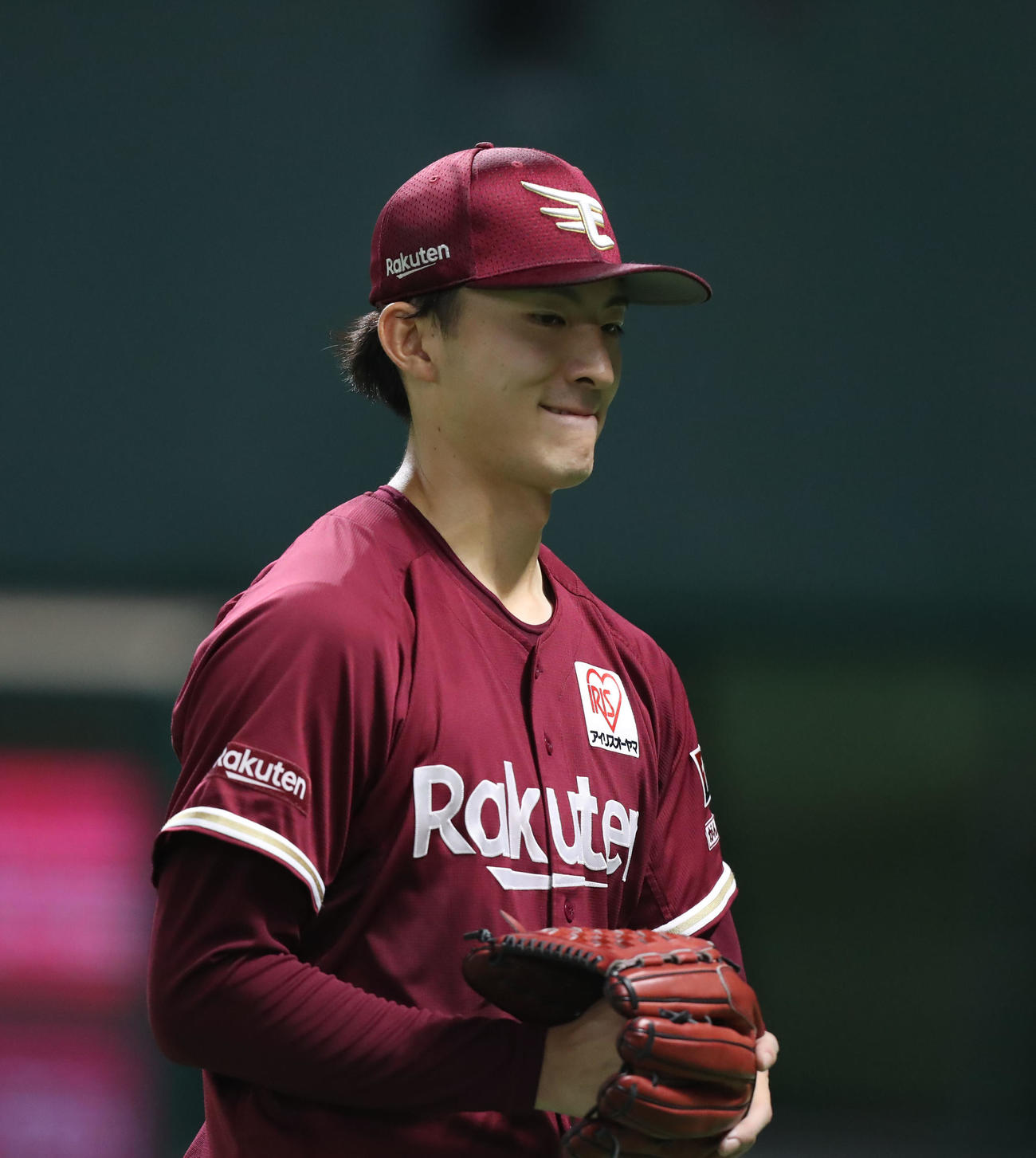 ソフトバンク対楽天　4回に勝ち越しを許し、悔しそうな表情でベンチへ引き揚げる荘司(撮影・冨田成美)