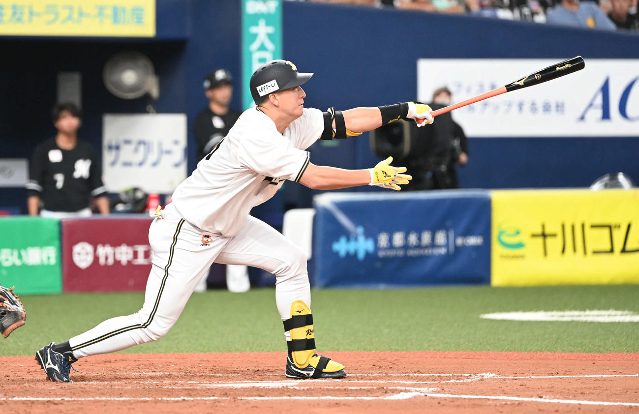 オリックス対ロッテ　7回裏オリックス無死一、三塁、左翼越えに3点ランニング本塁打を放つ杉本（撮影・和賀正仁）