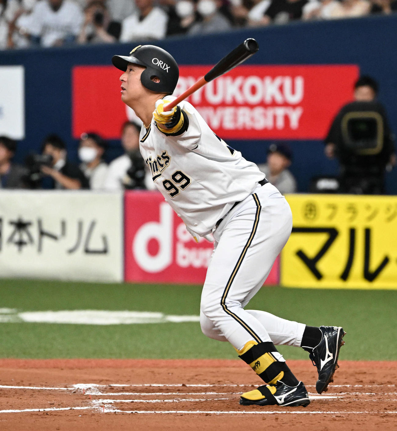 オリックス対ロッテ　7回裏オリックス無死一、三塁、左翼越えに3点ランニング本塁打を放つ杉本（撮影・石井愛子）