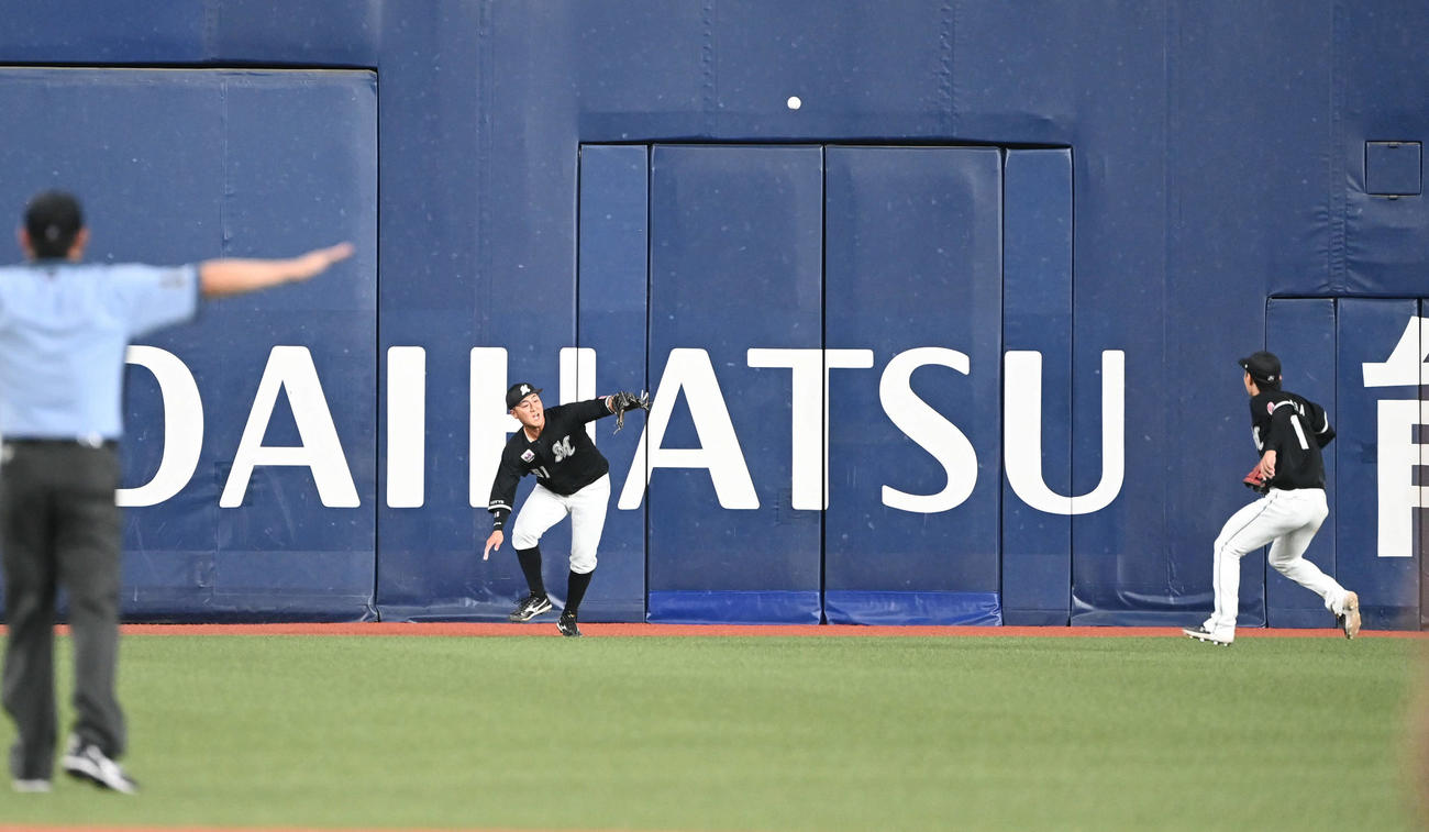 オリックス対ロッテ　7回裏オリックス無死一、三塁、杉本の打球は左翼フェンスに当たり転々とする（撮影・和賀正仁）
