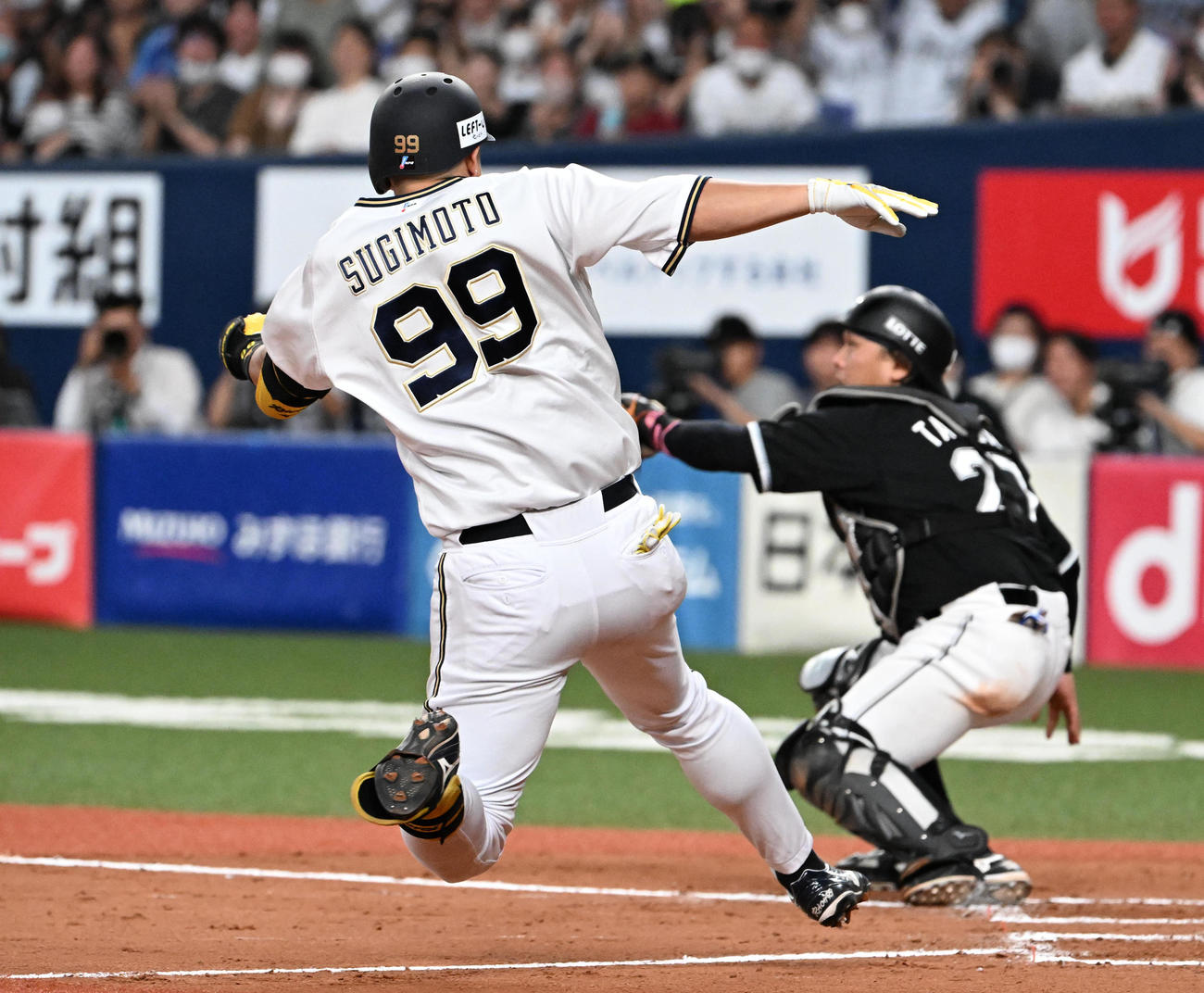 オリックス対ロッテ　7回裏オリックス無死一、三塁、左翼越えに3点ランニング本塁打を放ち生還する杉本（撮影・石井愛子）