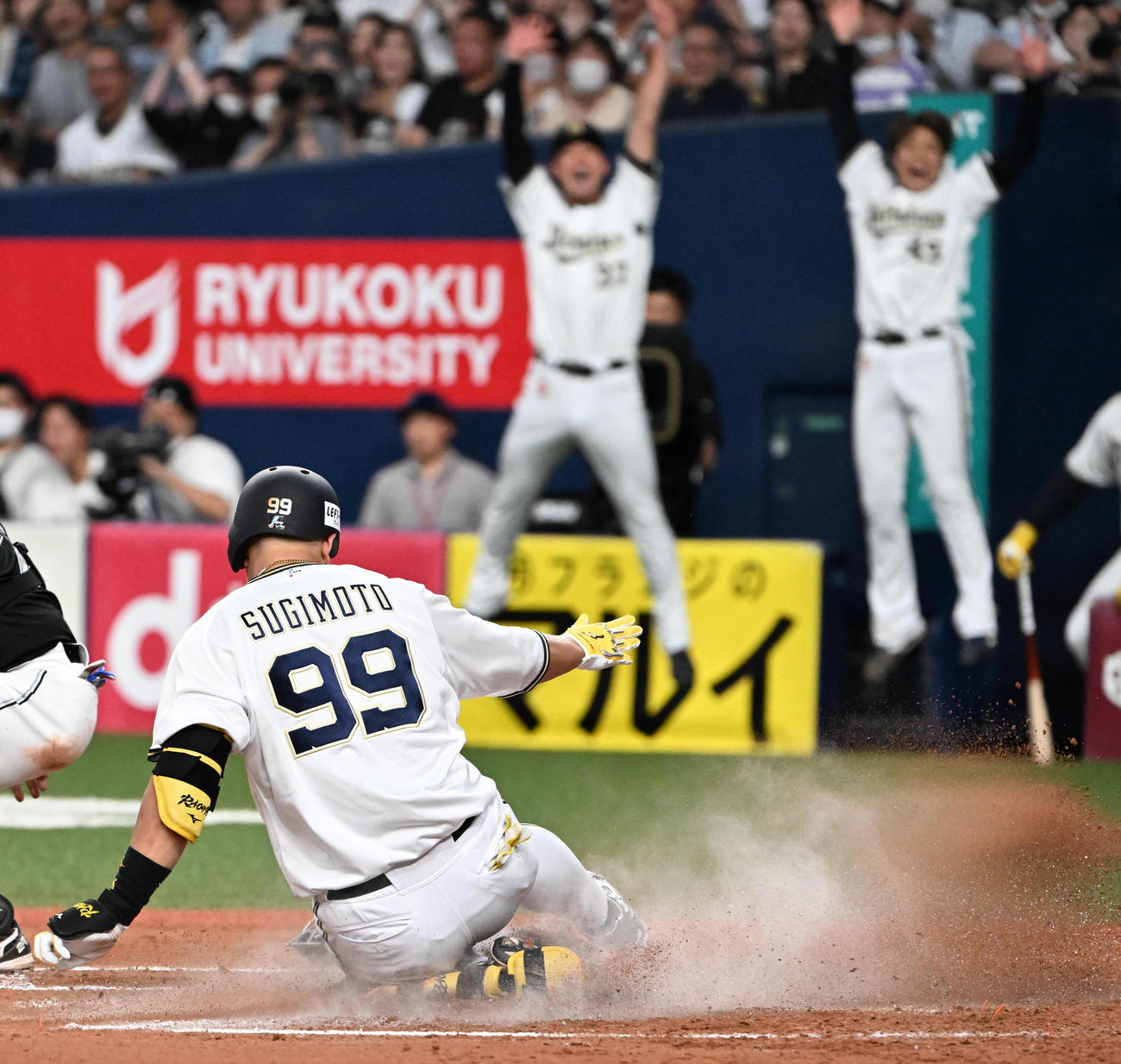 オリックス対ロッテ　7回裏オリックス無死一、三塁、左翼越えに3点ランニング本塁打を放ち生還する杉本（撮影・石井愛子）