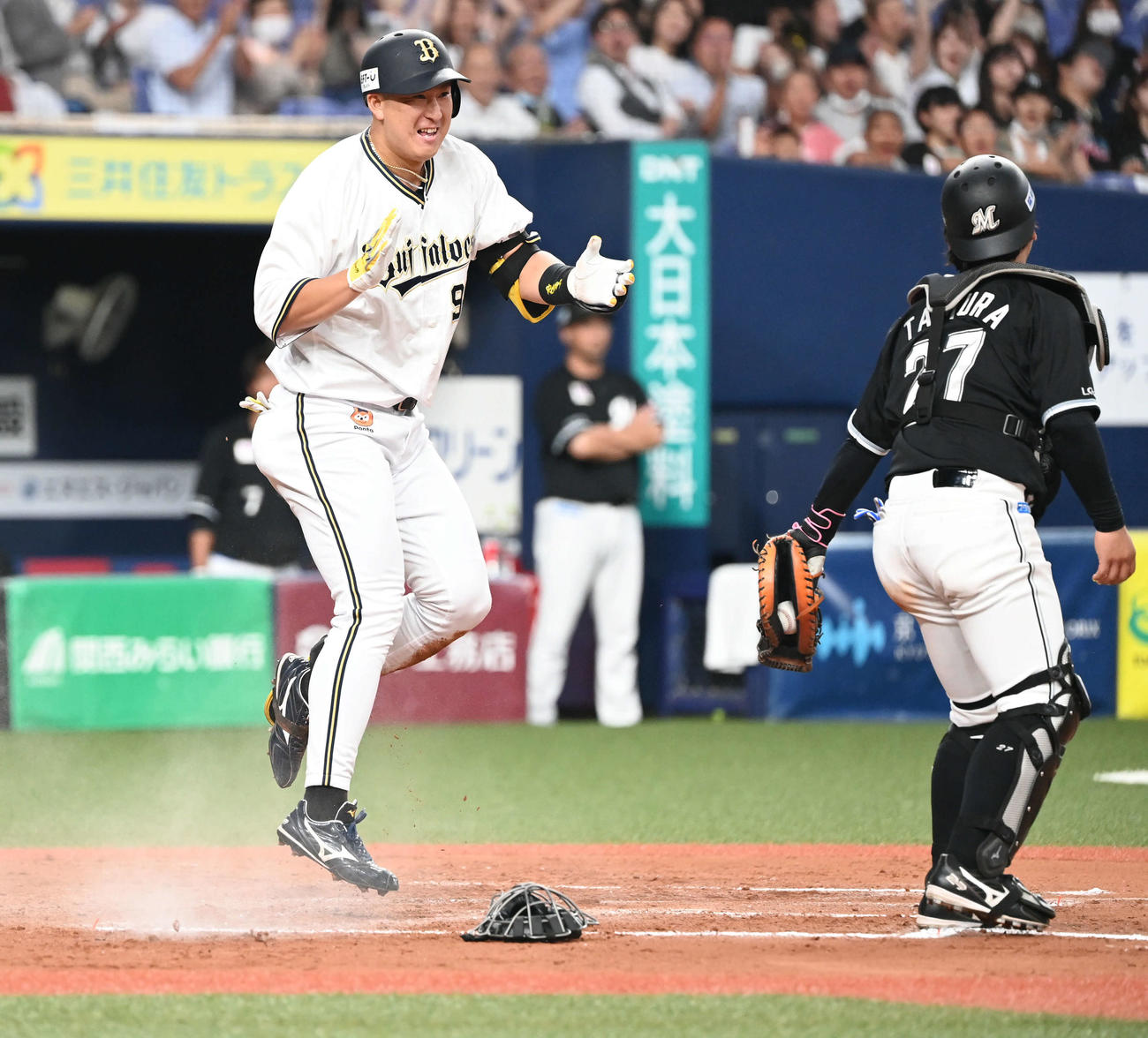 オリックス対ロッテ　7回裏オリックス無死一、三塁、左翼フェンスに当たり転々とする間に生還する杉本（撮影・和賀正仁）