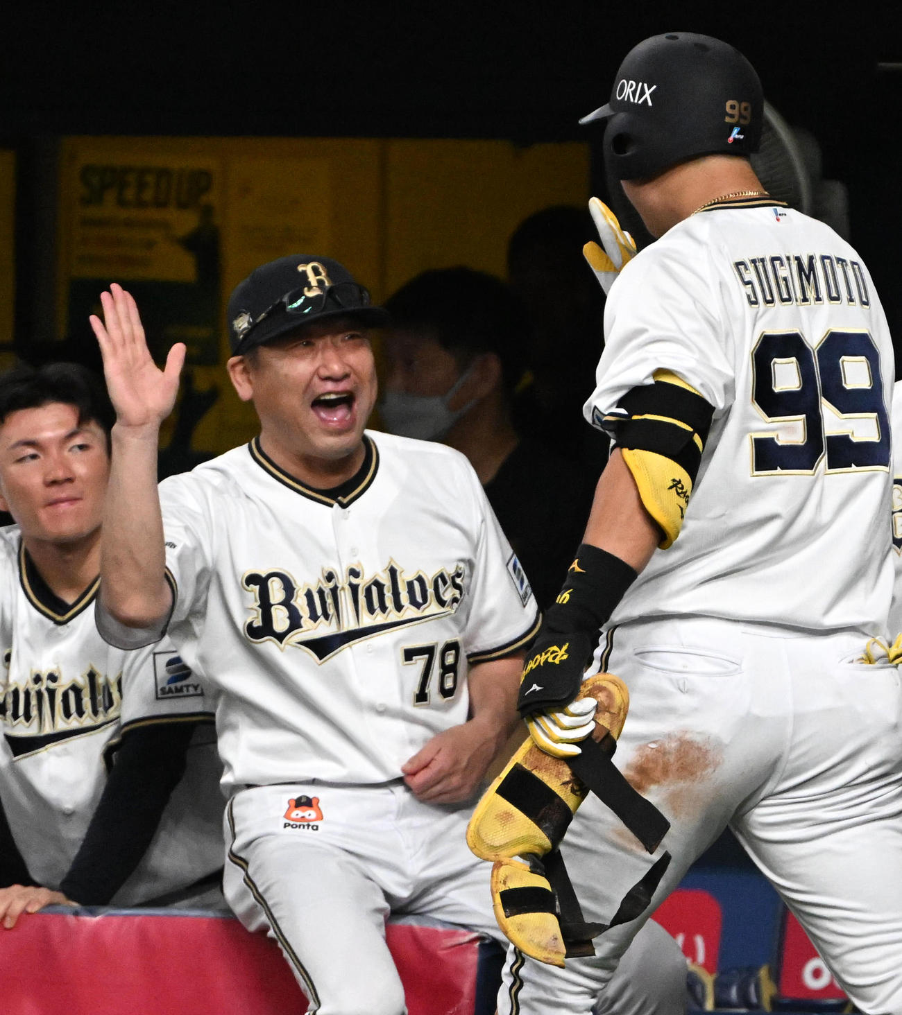 オリックス対ロッテ　7回裏オリックス無死一、三塁、3点ランニング本塁打を放ち生還する杉本（右）を迎える中嶋監督（撮影・石井愛子）