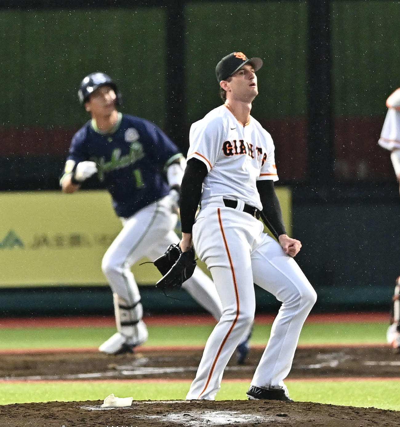 巨人対ヤクルト　3回表ヤクルト1死二、三塁、山田（後方）に先制左越え3点本塁打を許すグリフィン（撮影・滝沢徹郎）