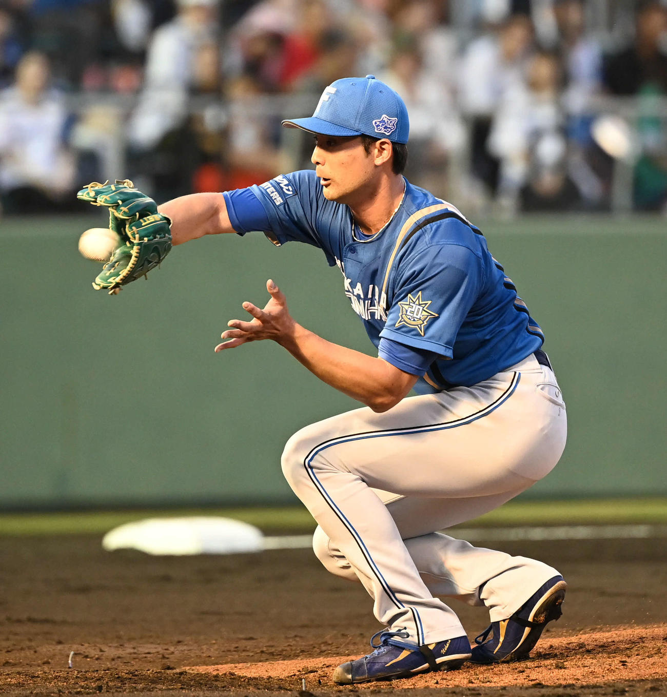 西武対日本ハム　3回裏西武1死、上原は蛭間の投ゴロを捕球する（撮影・山崎安昭）