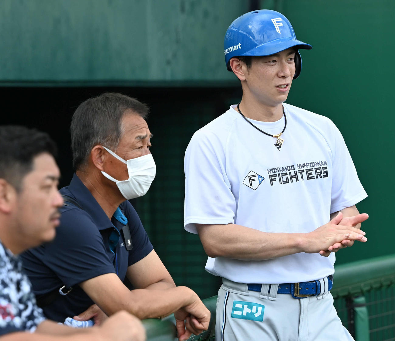 西武対日本ハム　試合前の練習中に言葉を交わす日本ハム松本剛（右）と辻発彦氏（左）（撮影・山崎安昭）