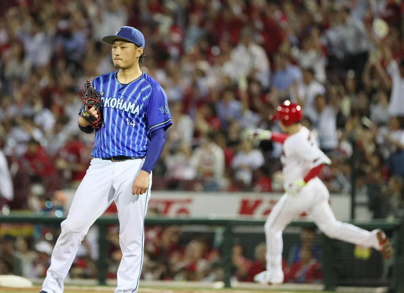 広島対DeNA 5回裏広島1死一、二塁、森下に勝ち越しの左越え3点本塁打を浴びた石田（撮影・加藤孝規）