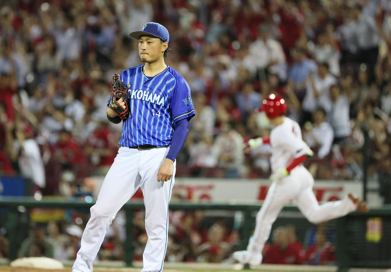 広島対DeNA 5回裏広島1死一、二塁、森下に勝ち越しの左越え3点本塁打を浴びた石田（撮影・加藤孝規）