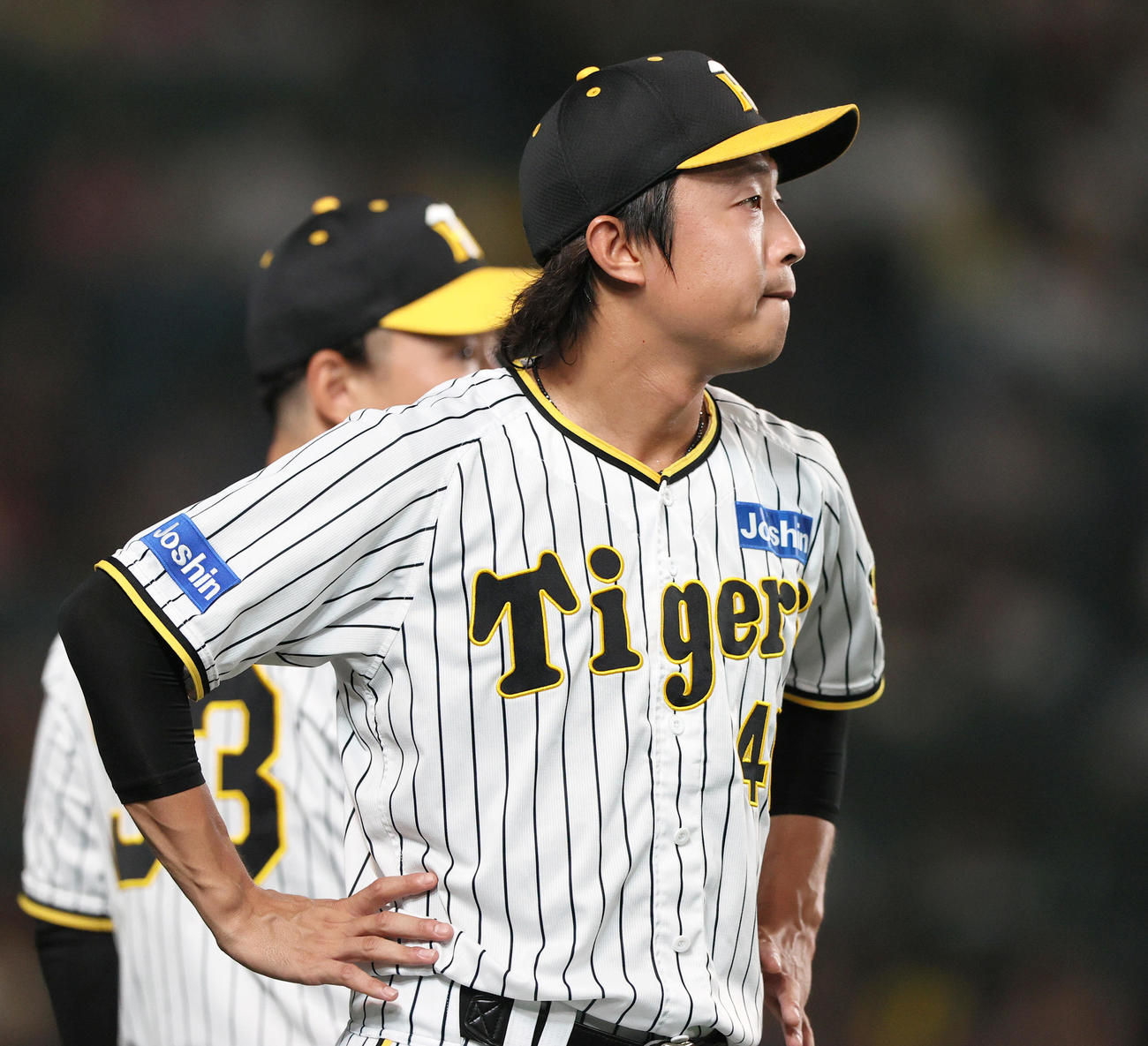 阪神対中日　10回表に登板し途中降板した阪神島本（手前）はベンチ前で悔しげにグラウンドを見つめる（撮影・上山淳一）