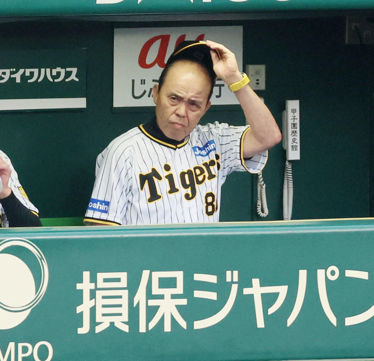 阪神対中日　試合中にベンチで険しい表情を見せる岡田監督（撮影・加藤哉）