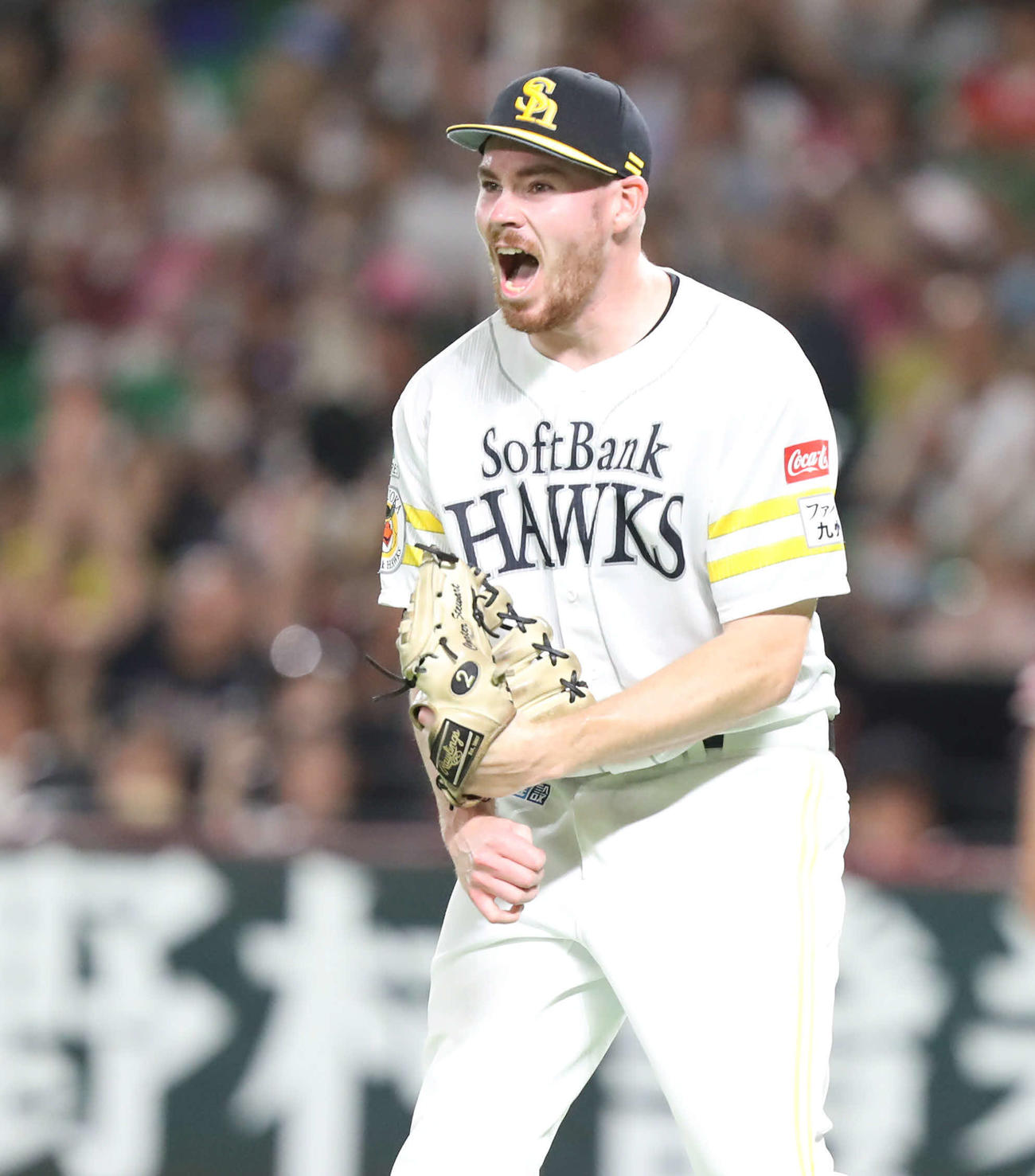 ソフトバンク対楽天　6回表楽天2死一、三塁、島内を三ゴロに打ち取り、雄たけびを上げるスチュワート(撮影・冨田成美)