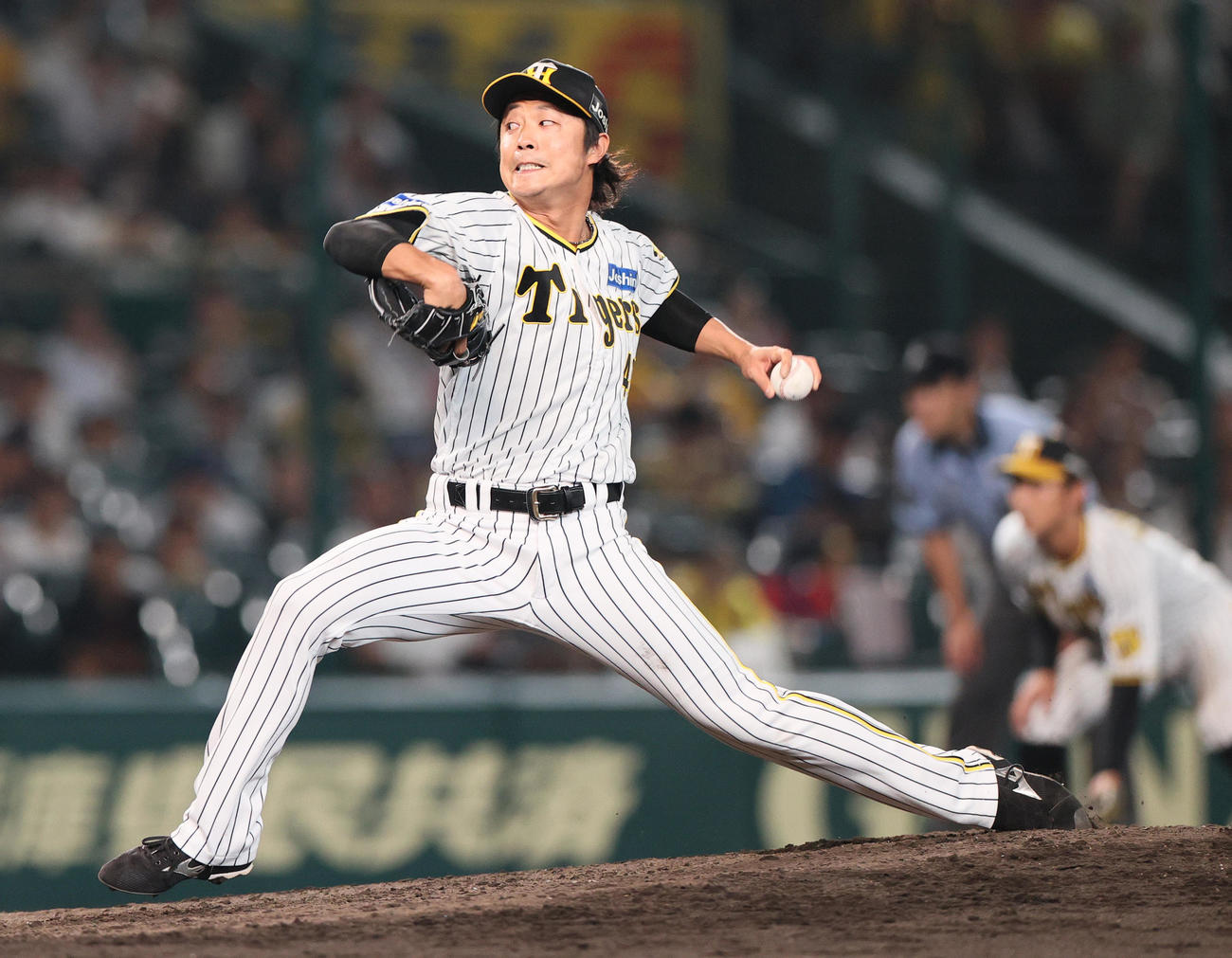 阪神対中日　10回表に登板する阪神島本（撮影・上山淳一）