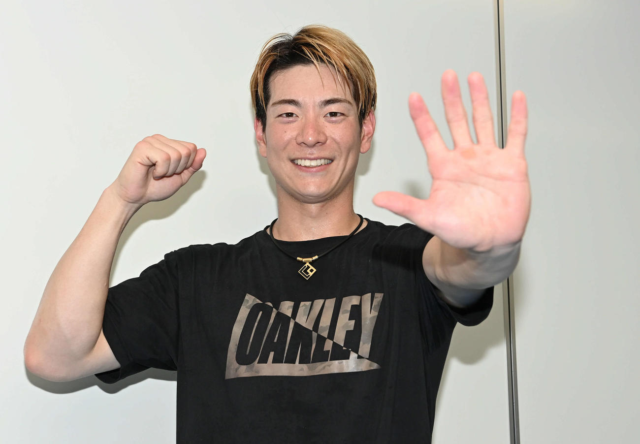 ファン投票でオールスター出場が決まった日本ハム松本剛は笑顔でポーズを決める（撮影・山崎安昭）