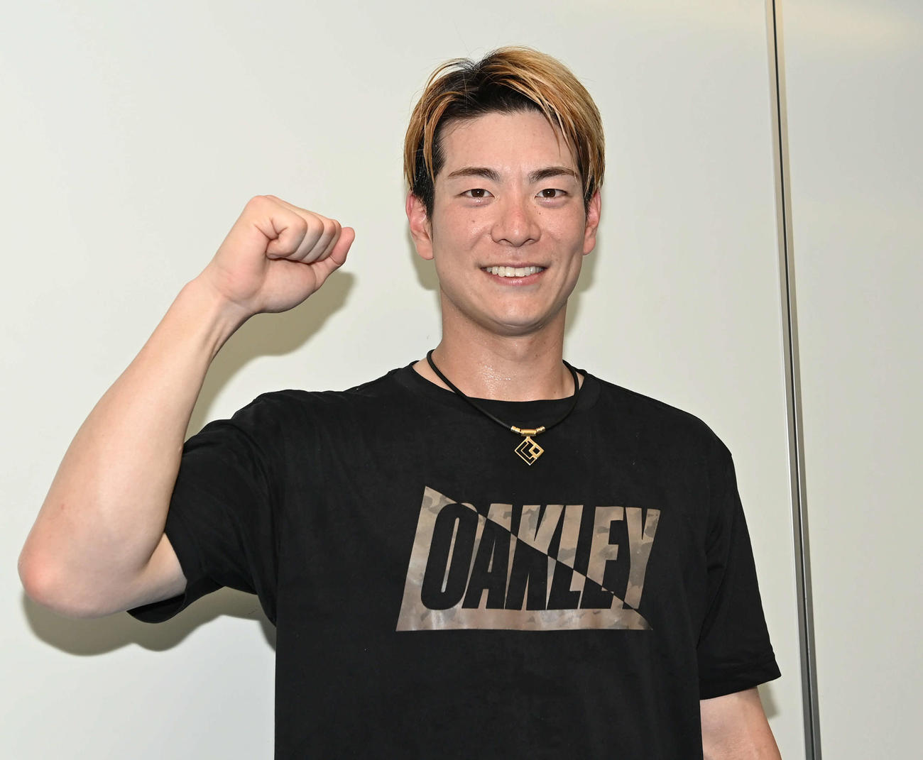 ファン投票でオールスター出場が決まった日本ハム松本剛は笑顔でガッツポーズ（撮影・山崎安昭）