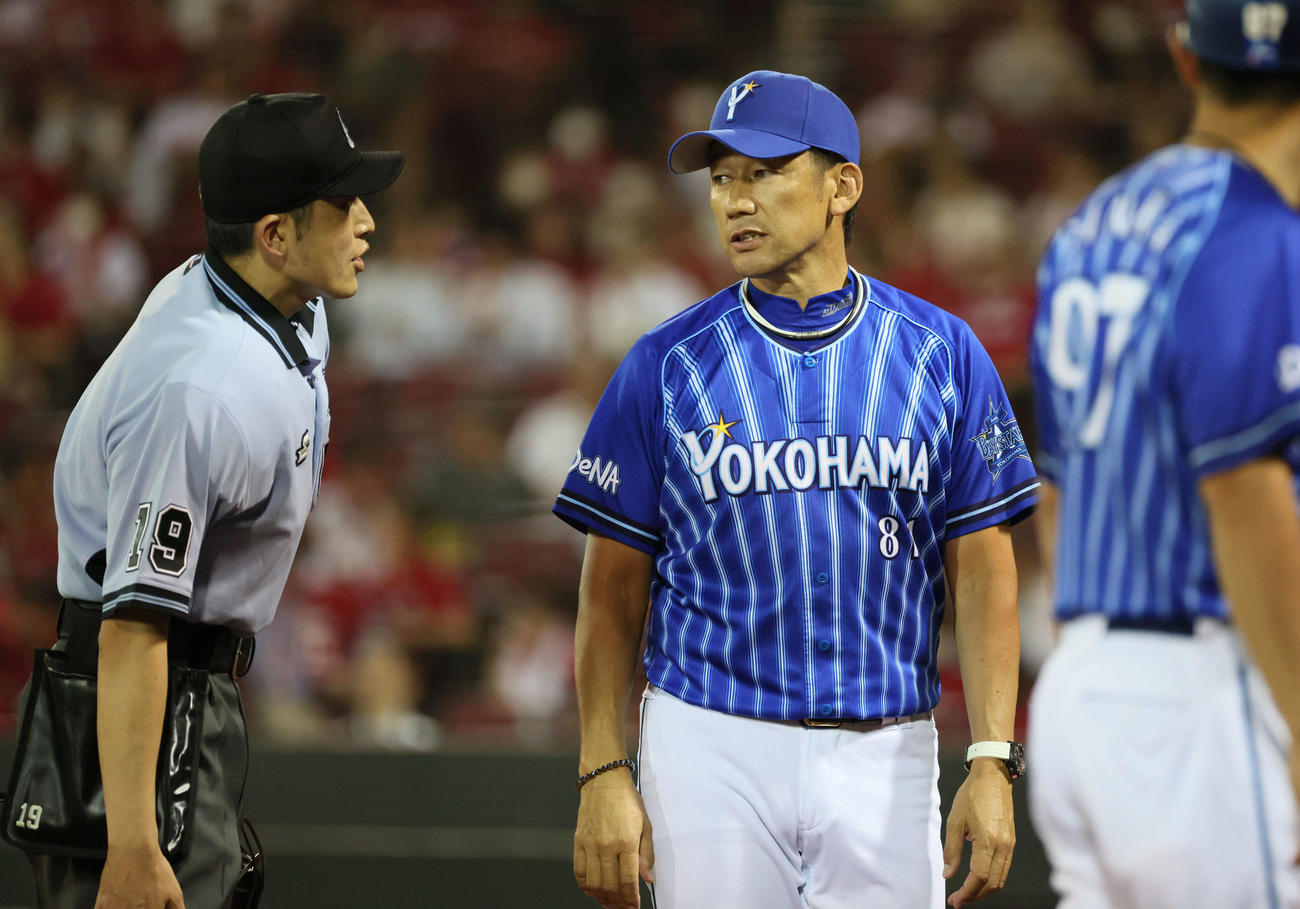 広島対DeNA 6回裏広島、交代を告げる三浦監督（撮影・加藤孝規）