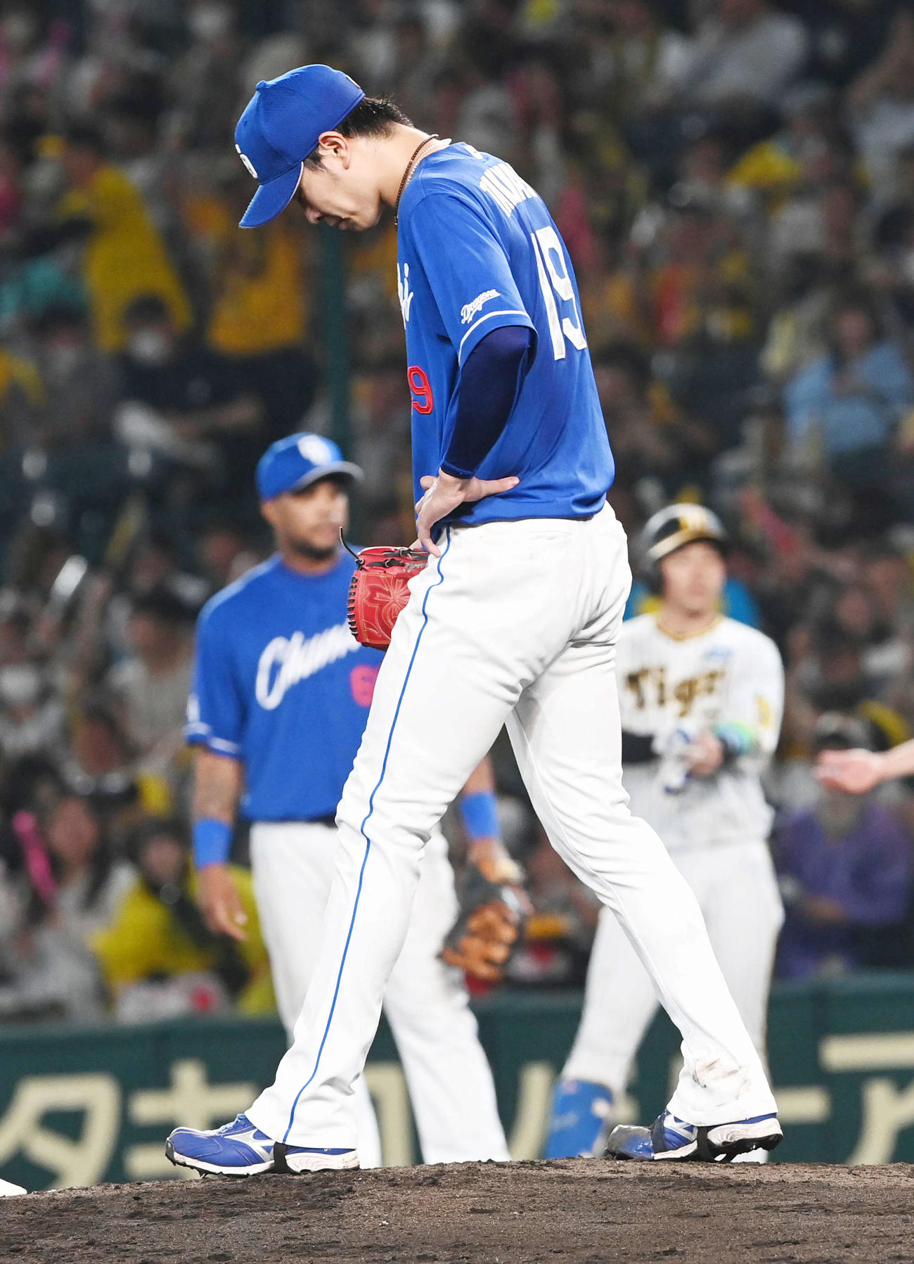 阪神対中日　7回裏阪神2死一、二塁、近本に左適時打を浴びてがっくりする高橋宏。月間防御率0・00はならず（撮影・前岡正明）