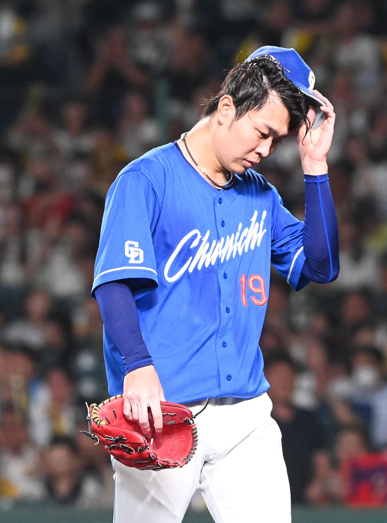 阪神対中日　7回、阪神に同点とされがっくりとベンチに戻る中日高橋宏（撮影・前岡正明）
