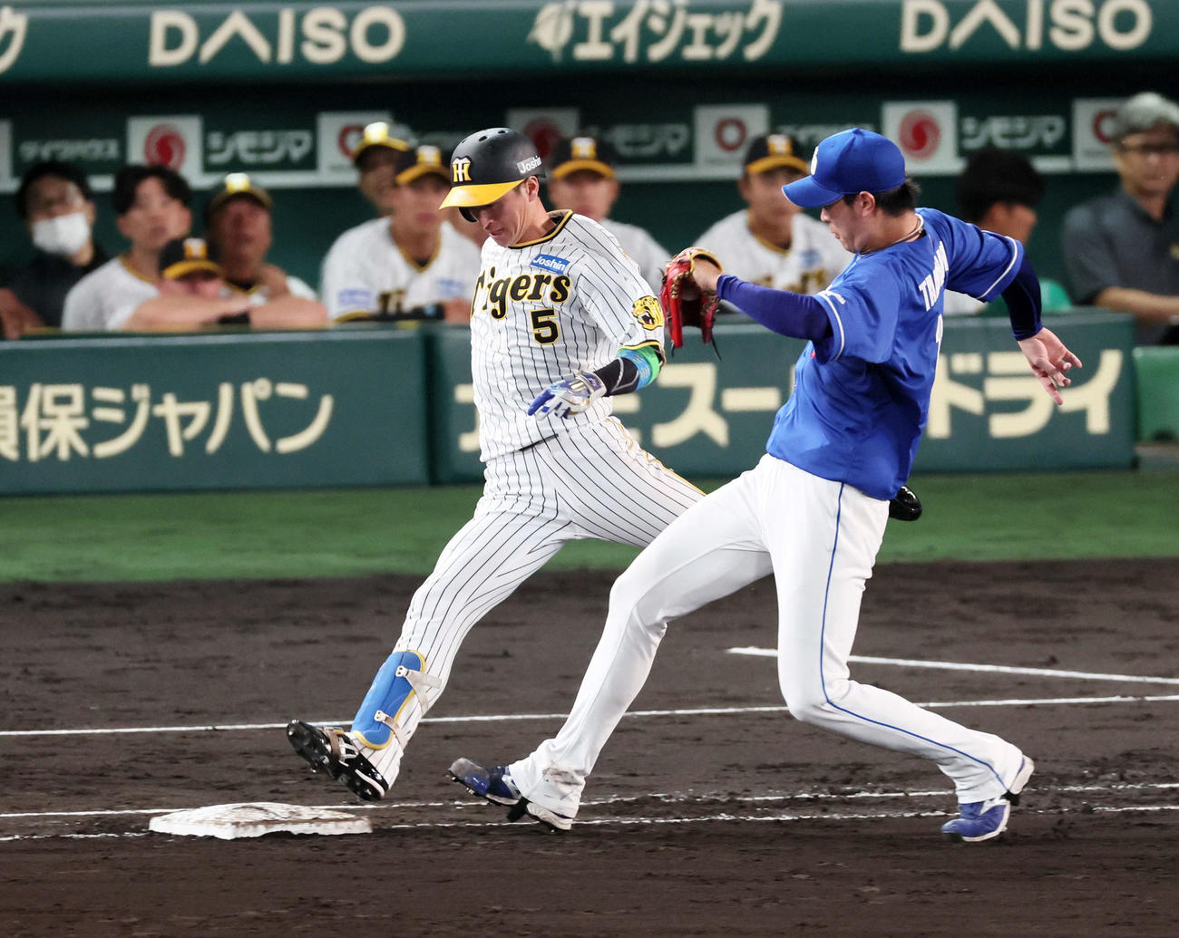 阪神対中日　6回裏阪神1死、近本は一内野安打を放つ。右はベースカバーに向かう高橋宏（撮影・加藤哉）