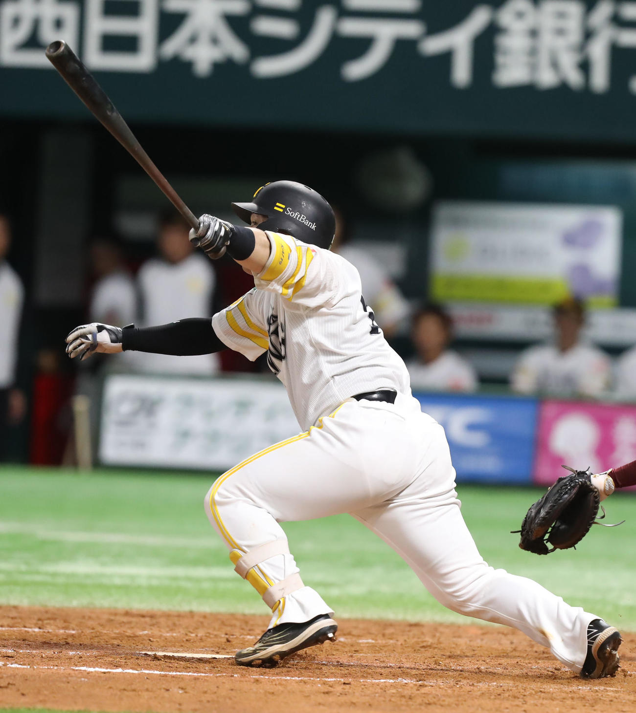 ソフトバンク対楽天　4回裏ソフトバンク2死二塁、甲斐は勝ち越しとなる左前適時打を放つ(撮影・冨田成美)