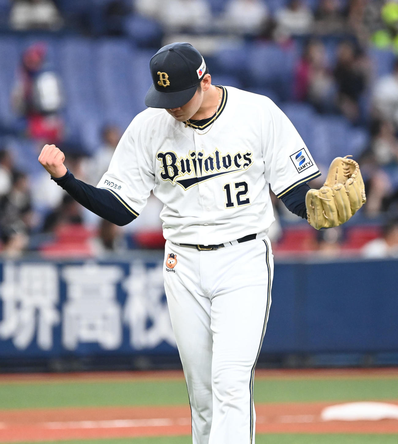 オリックス対ロッテ　5回表ロッテ2死一、二塁、山口を左飛に打ち取りガッツポーズする山下（撮影・和賀正仁）