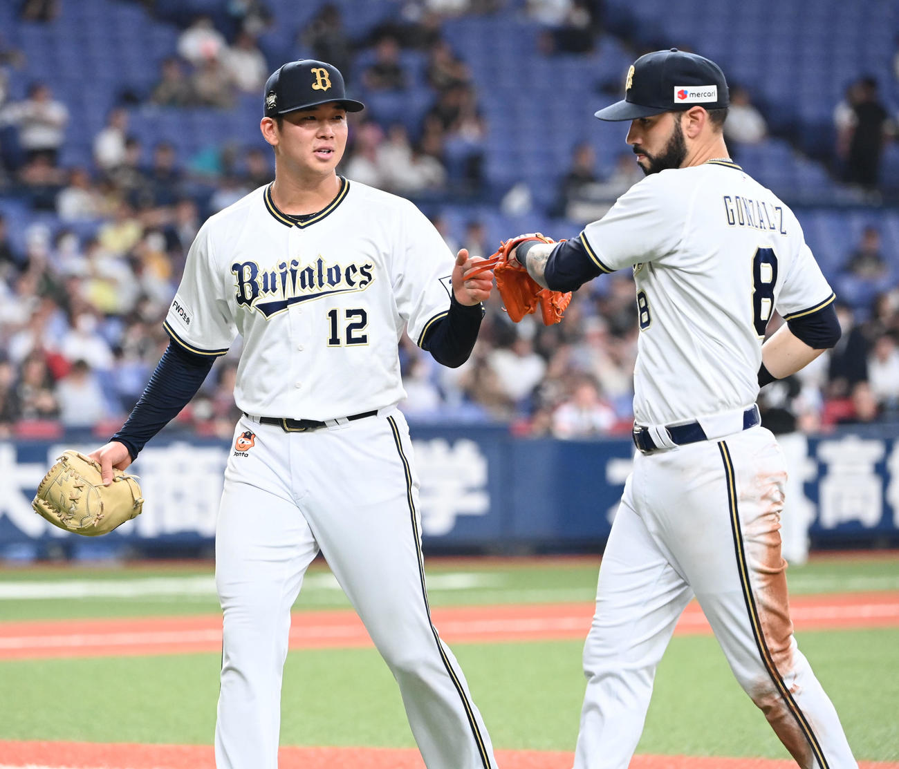 オリックス対ロッテ　6回を無失点で終え、ゴンザレス（右）とタッチする山下（撮影・和賀正仁）