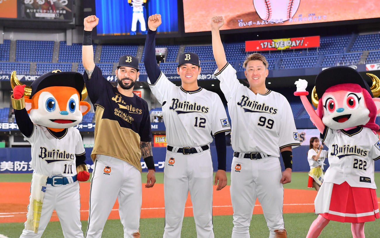 オリックス対ロッテ　投打のヒーロー、左からゴンザレス、山下、杉本がそろって昇天ポーズ（撮影・和賀正仁）
