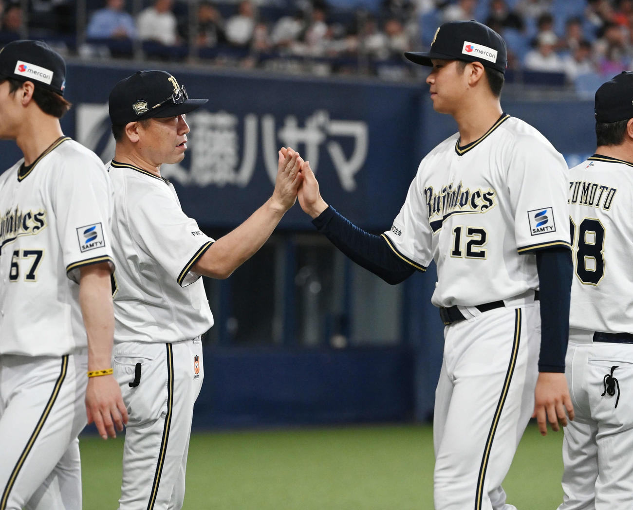 オリックス対ロッテ　ロッテに勝利しタッチを交わす中嶋監督（左）と山下（撮影・和賀正仁）