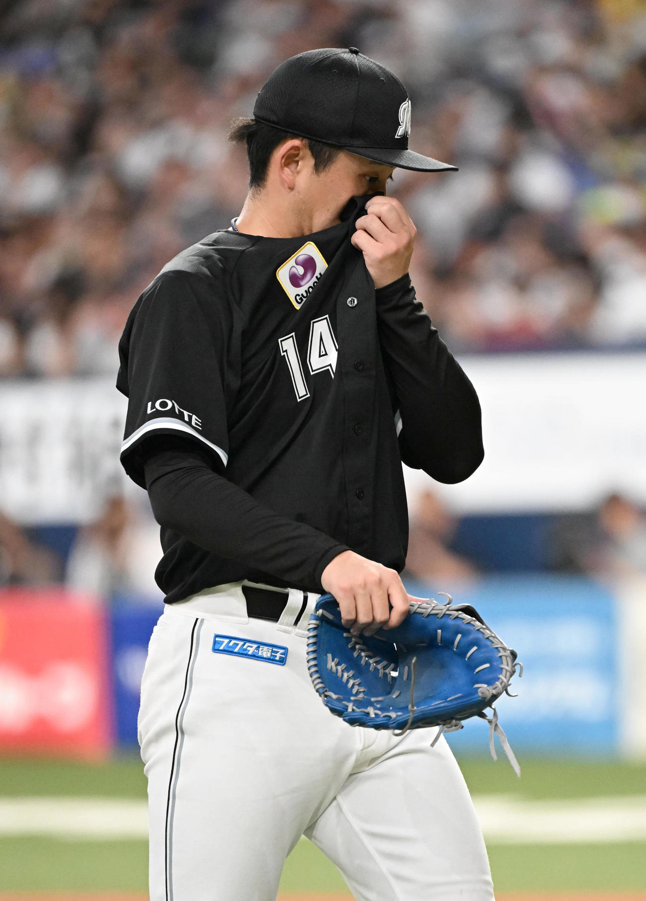 オリックス対ロッテ　7回途中で降板する小島（撮影・石井愛子）